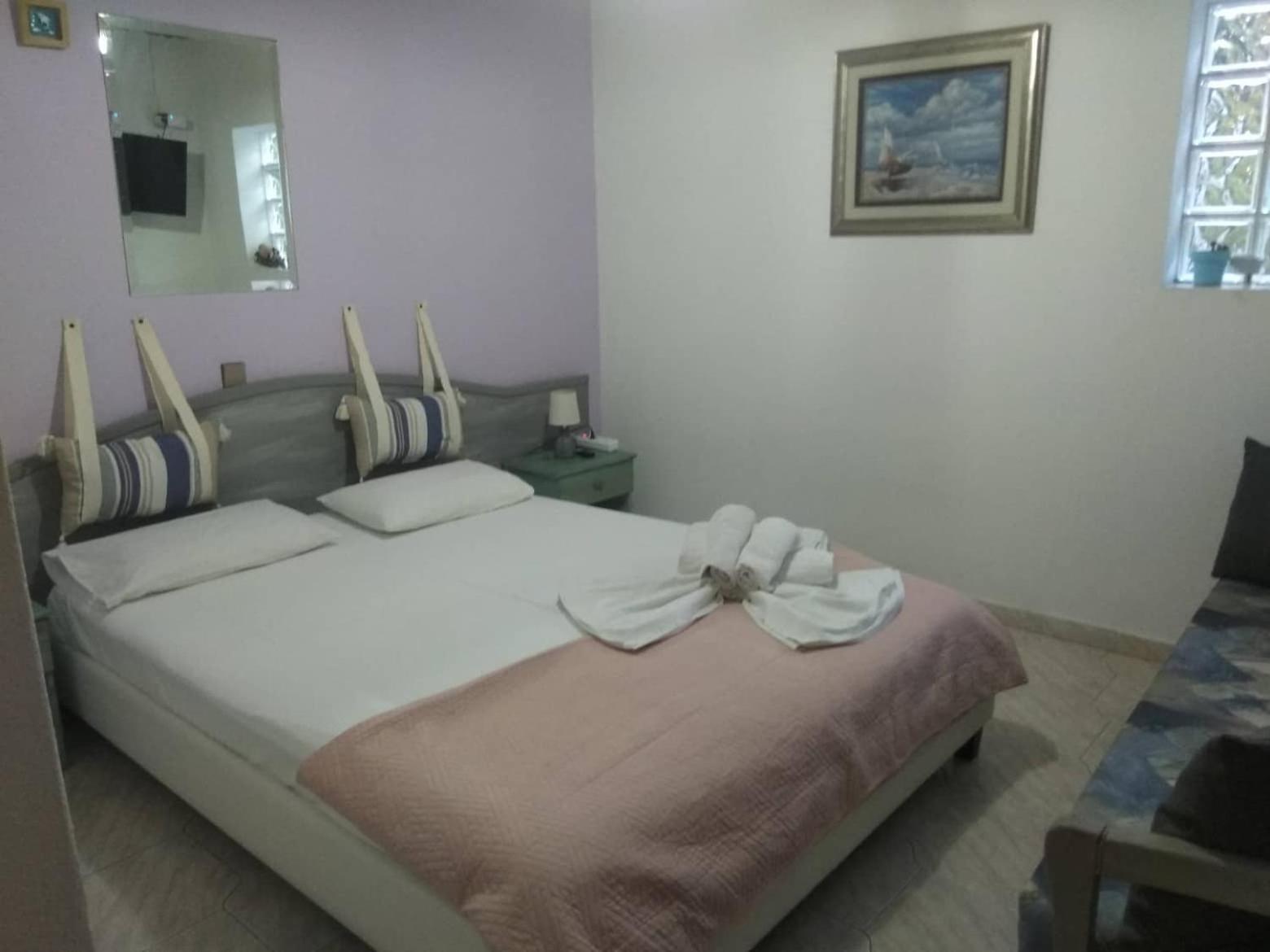 Economy Triple Room photo 1