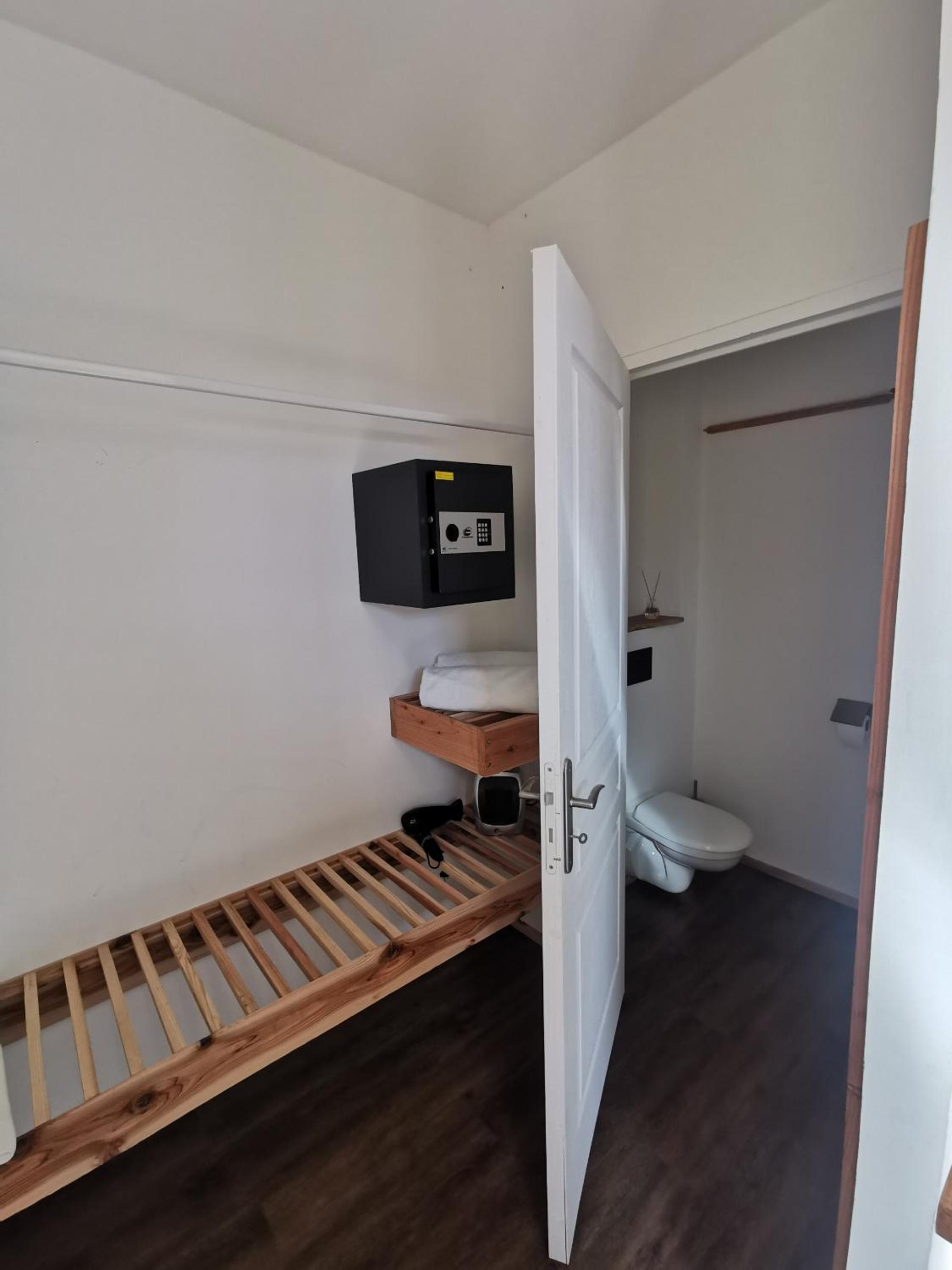King Room with Balcony - Photo 5