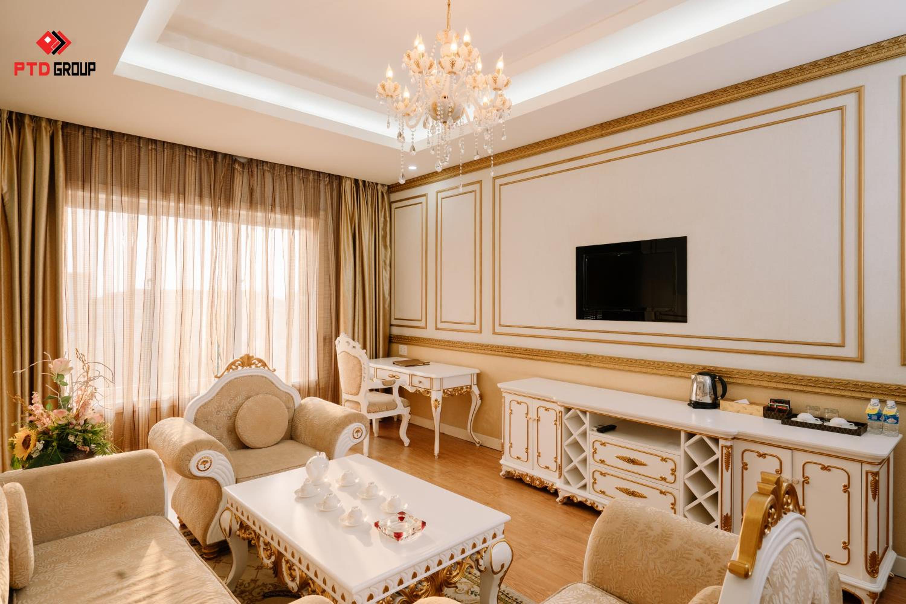 Suite - Photo 1