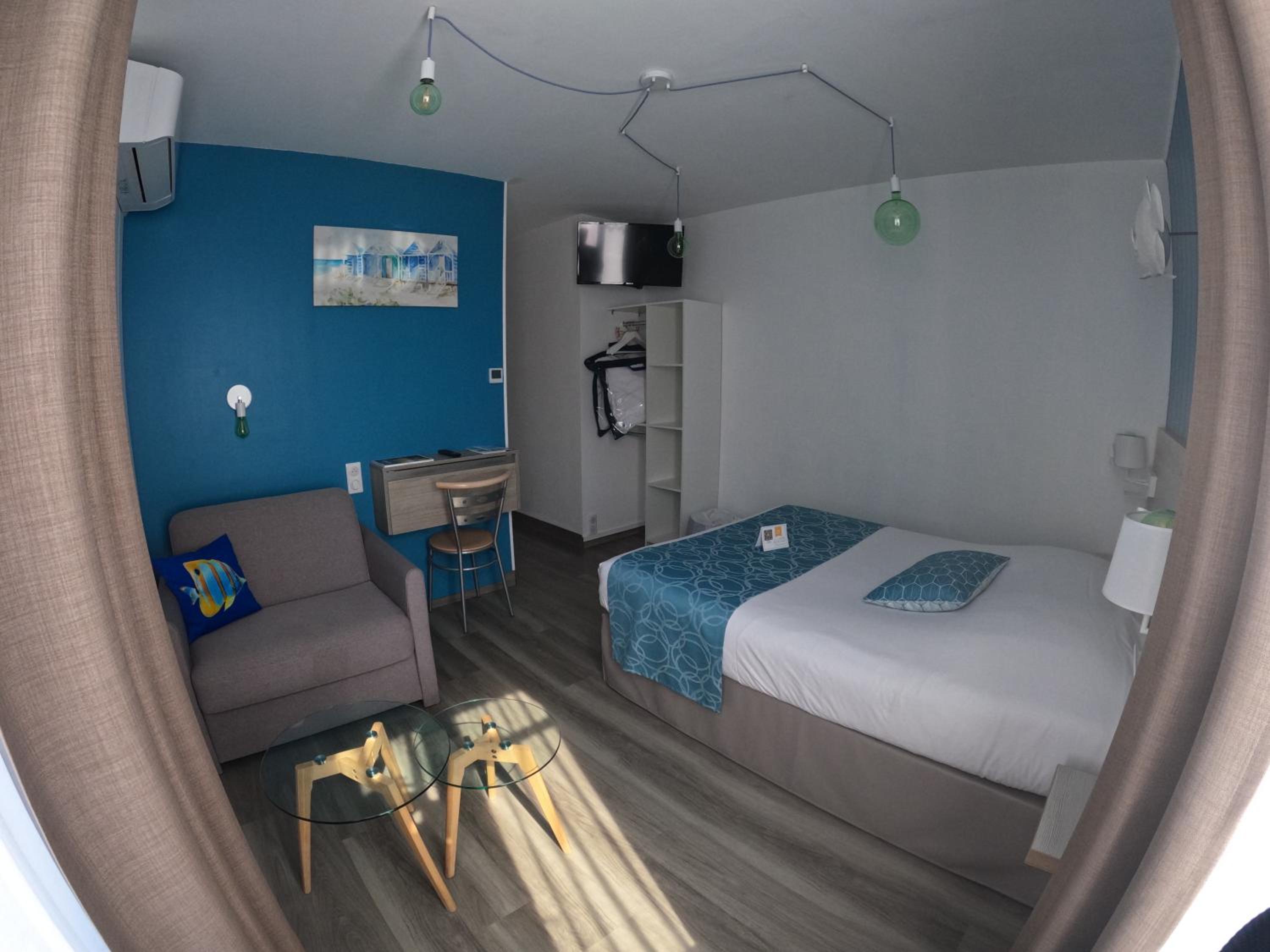 Superior Room with Balcony - Photo 9