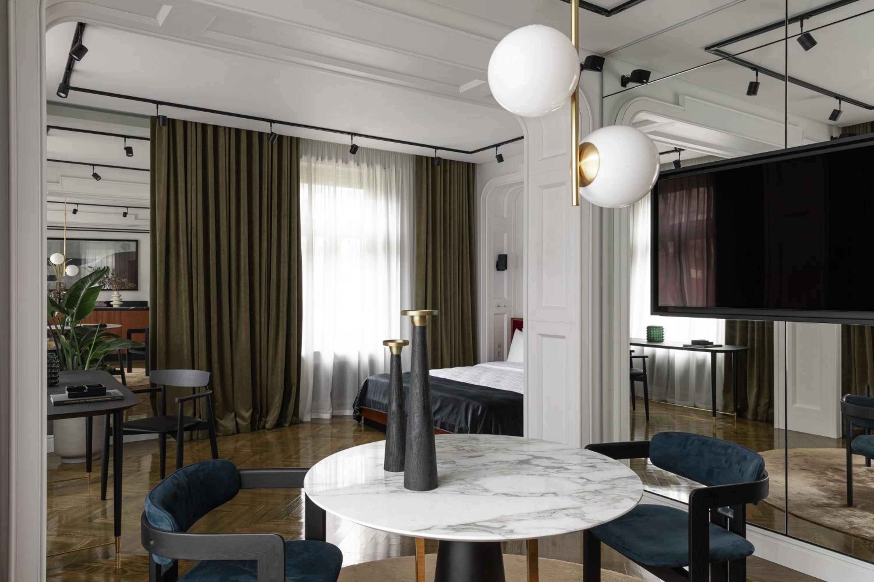 Suite - Photo 1