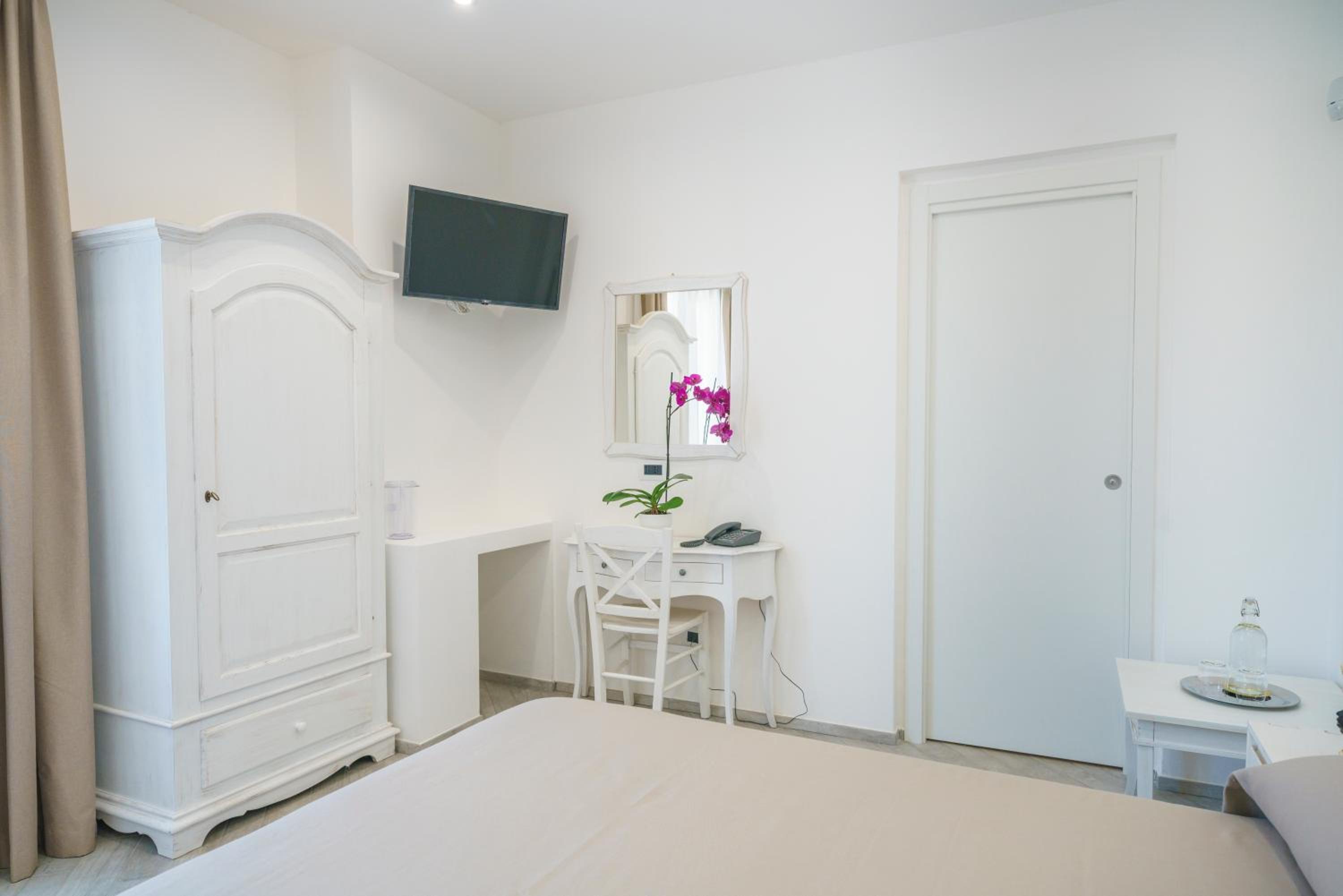Double or Twin Room - Photo 2