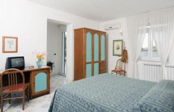 Double Room with Sea View - Photo 2