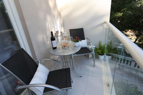 Apartment with Balcony photo 1
