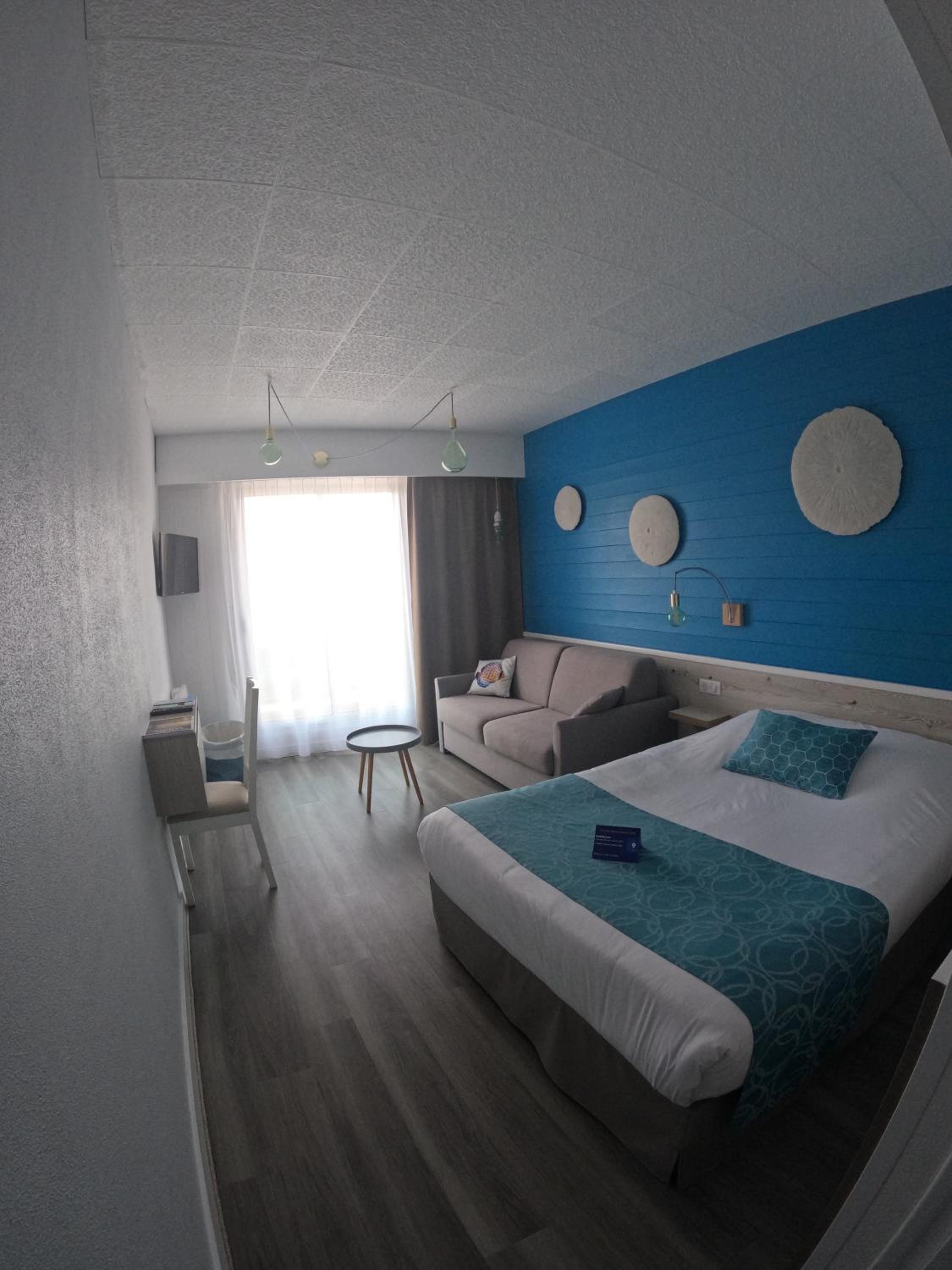 Junior Suite with Balcony - Photo 2