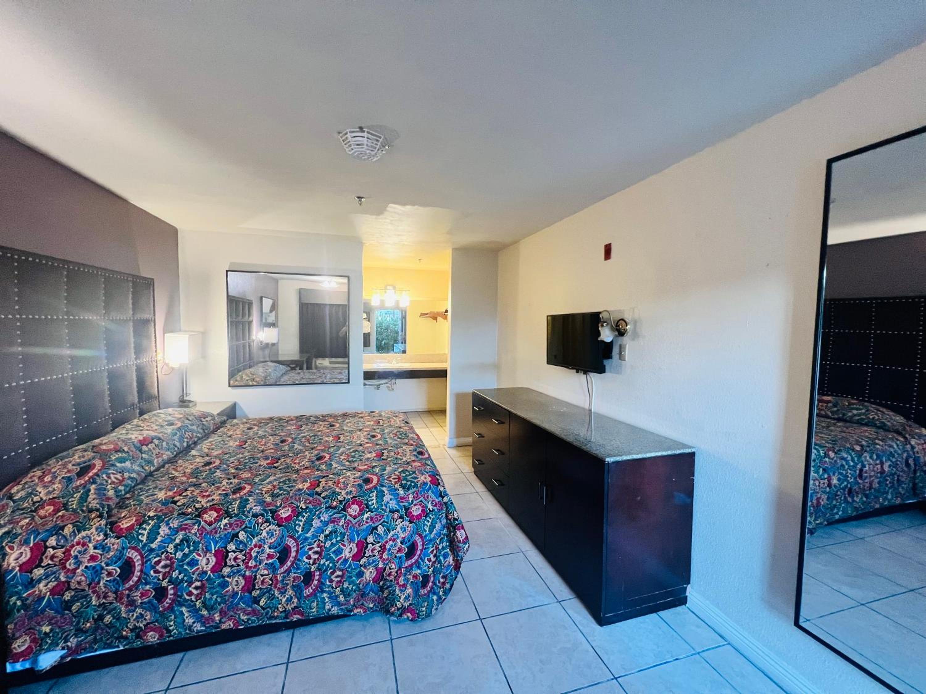 Standard King Room - Photo 4