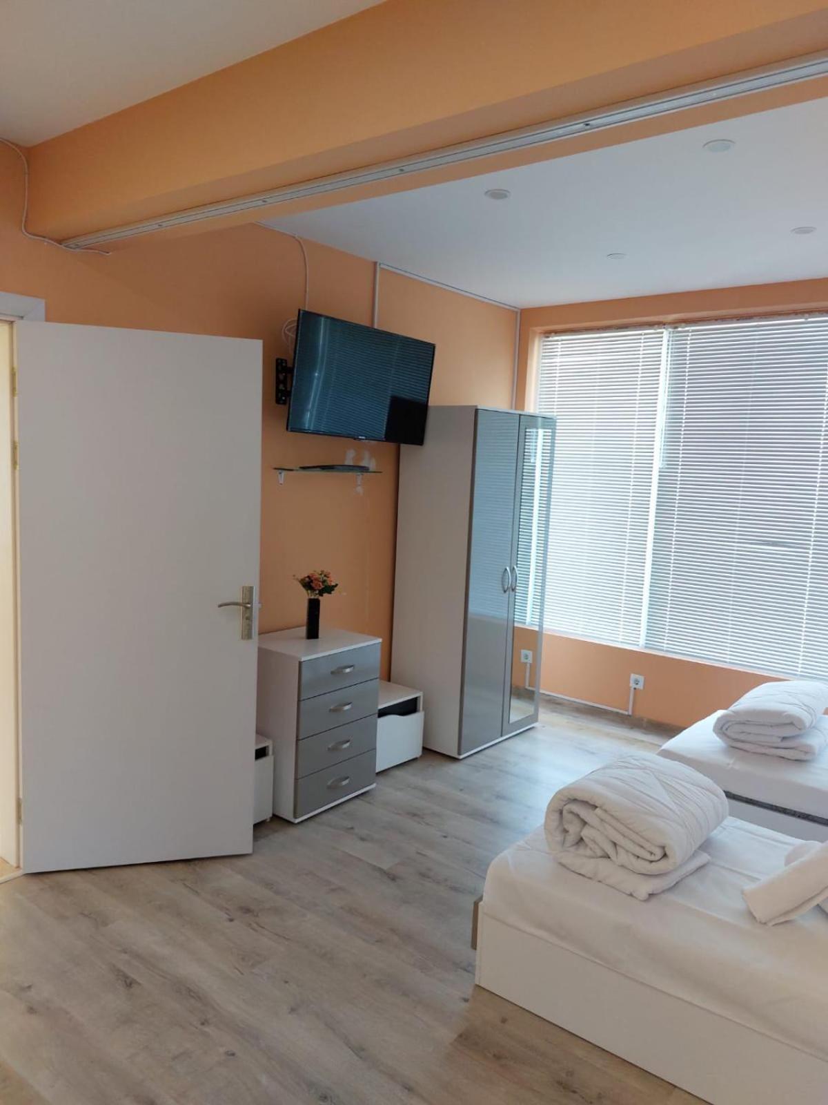 Large Twin Room - Photo 4