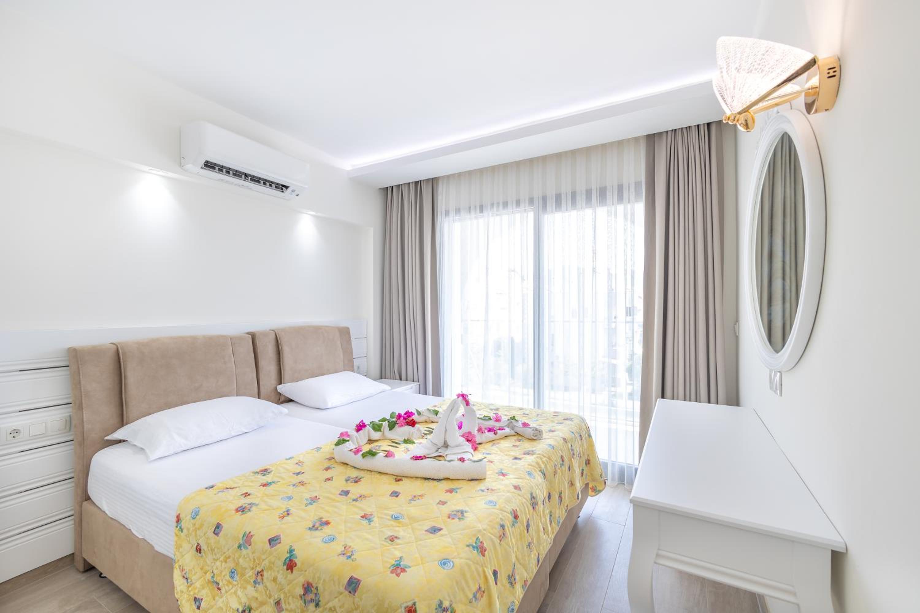 Suite with Balcony - Photo 11