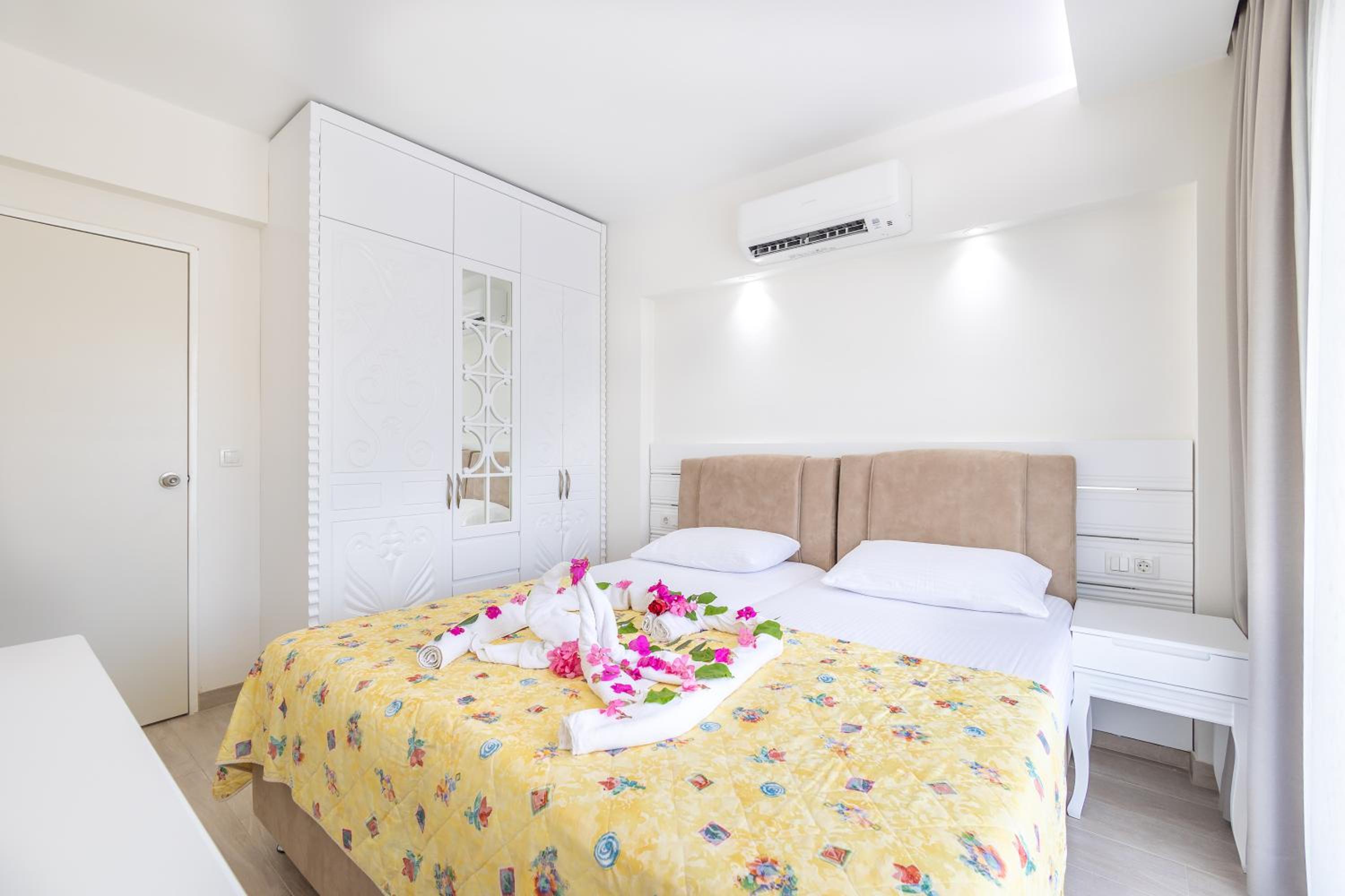 Suite with Balcony - Photo 21