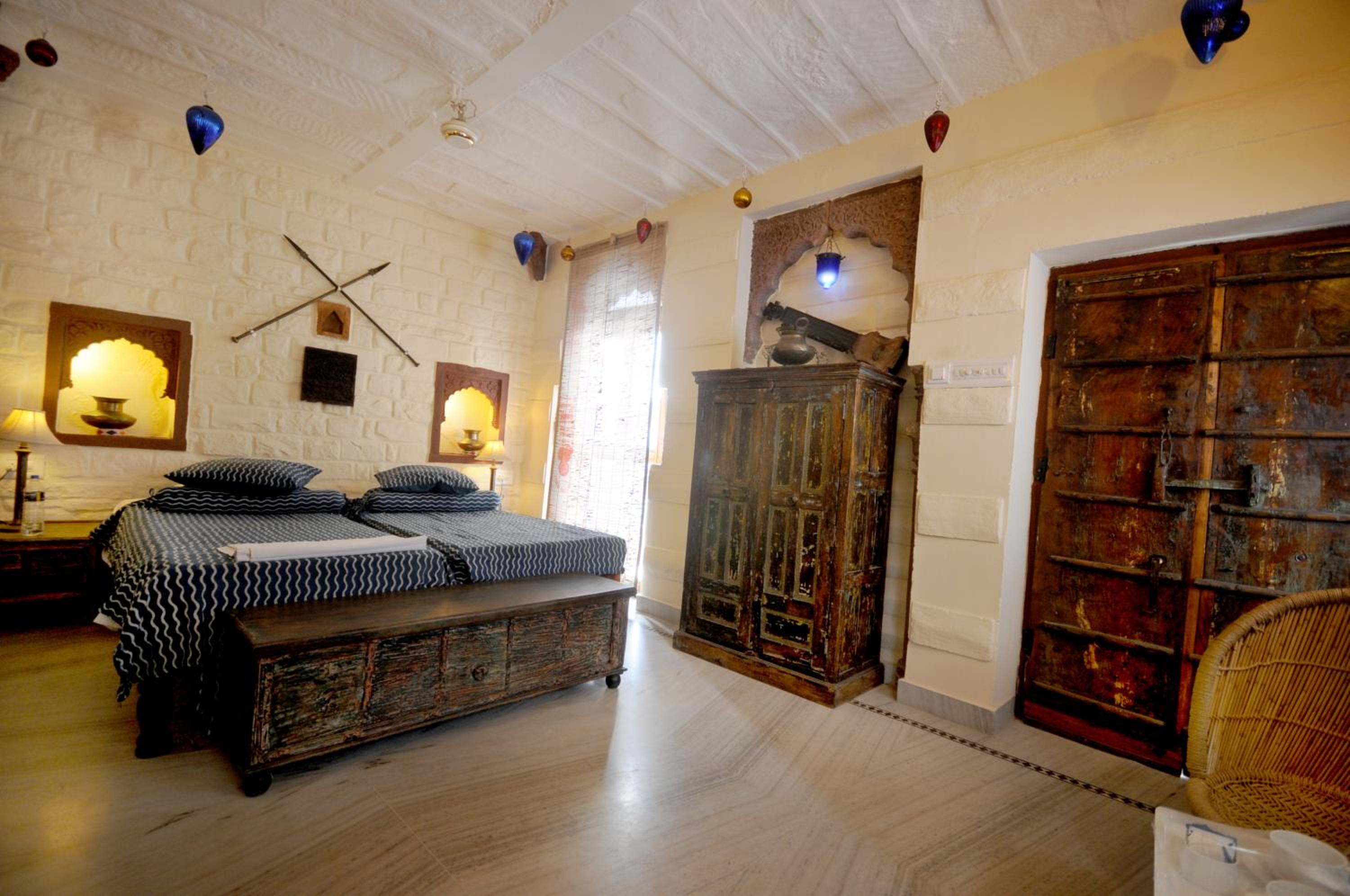King Suite with Balcony - Photo 18