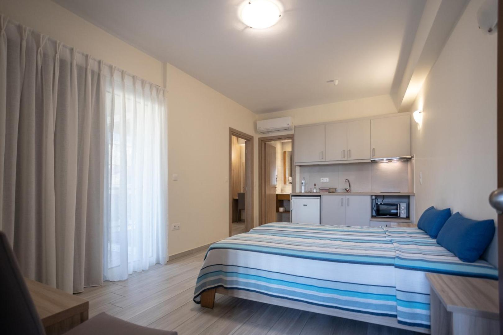 One-Bedroom Apartment with Side Sea View - Photo 14