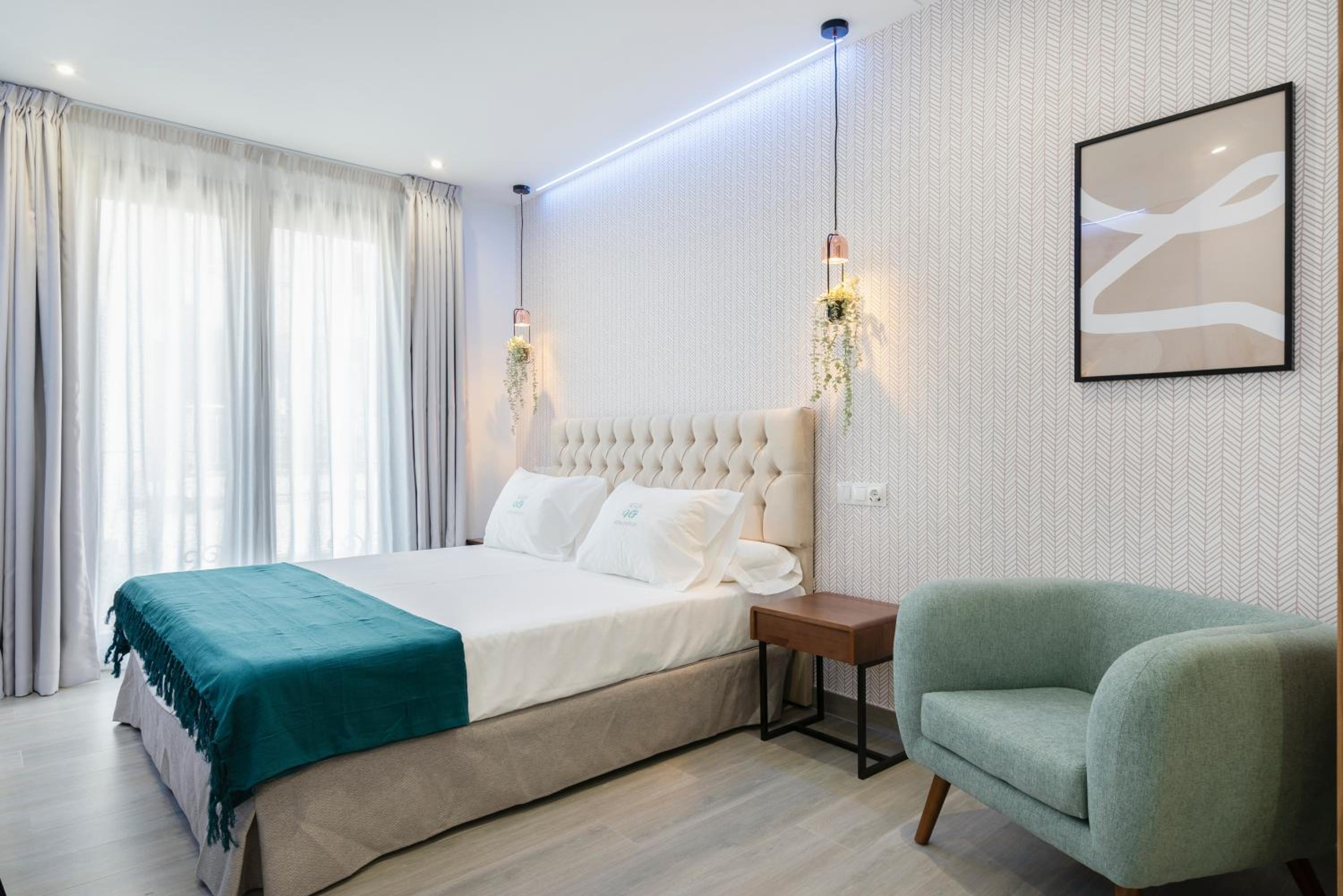 Double Room with Balcony - Photo 6