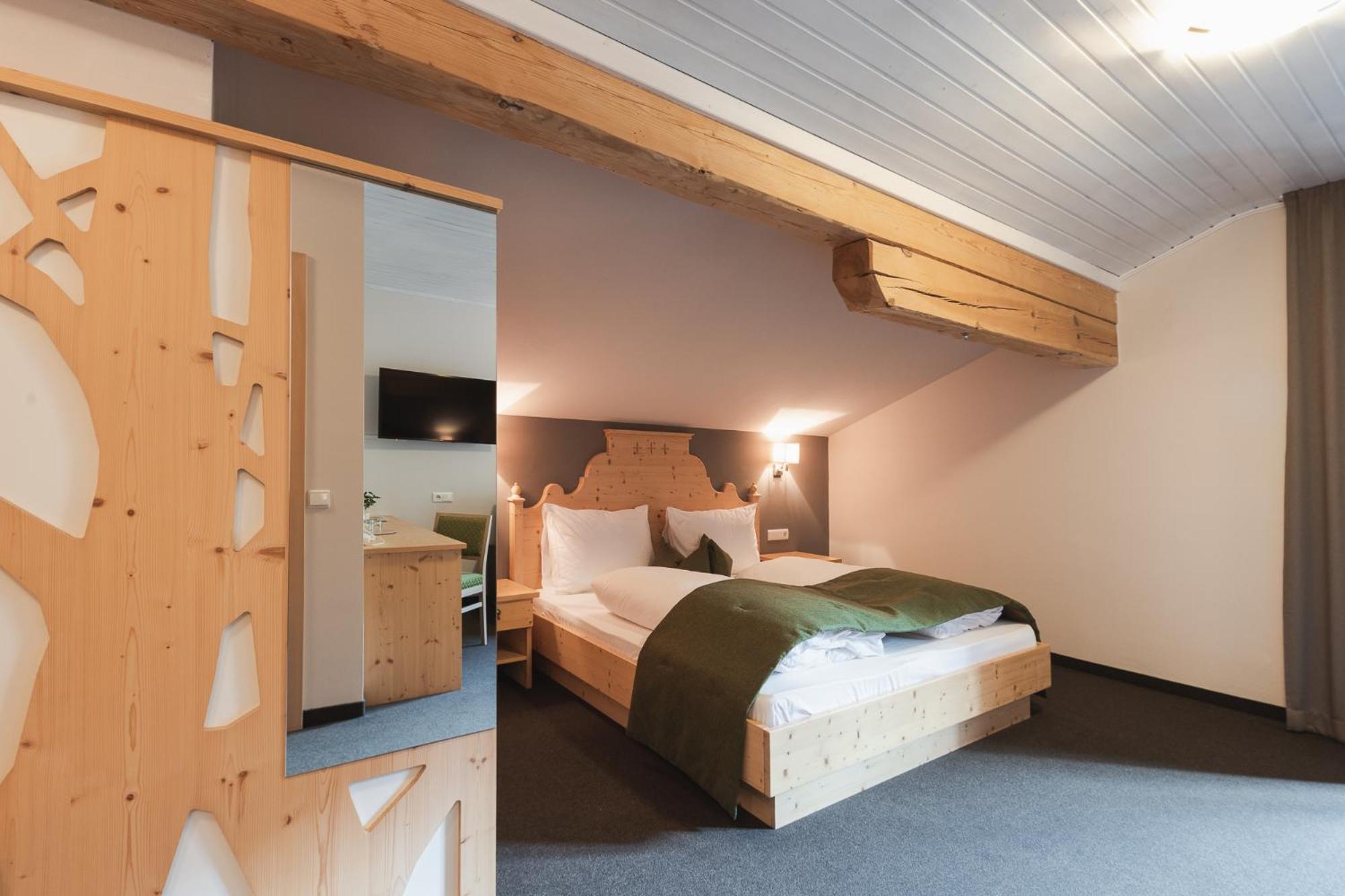 Deluxe Double Room with Balcony - Photo 5