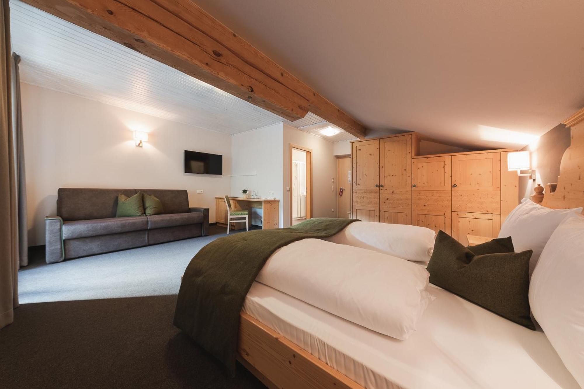 Deluxe Double Room with Balcony - Photo 6