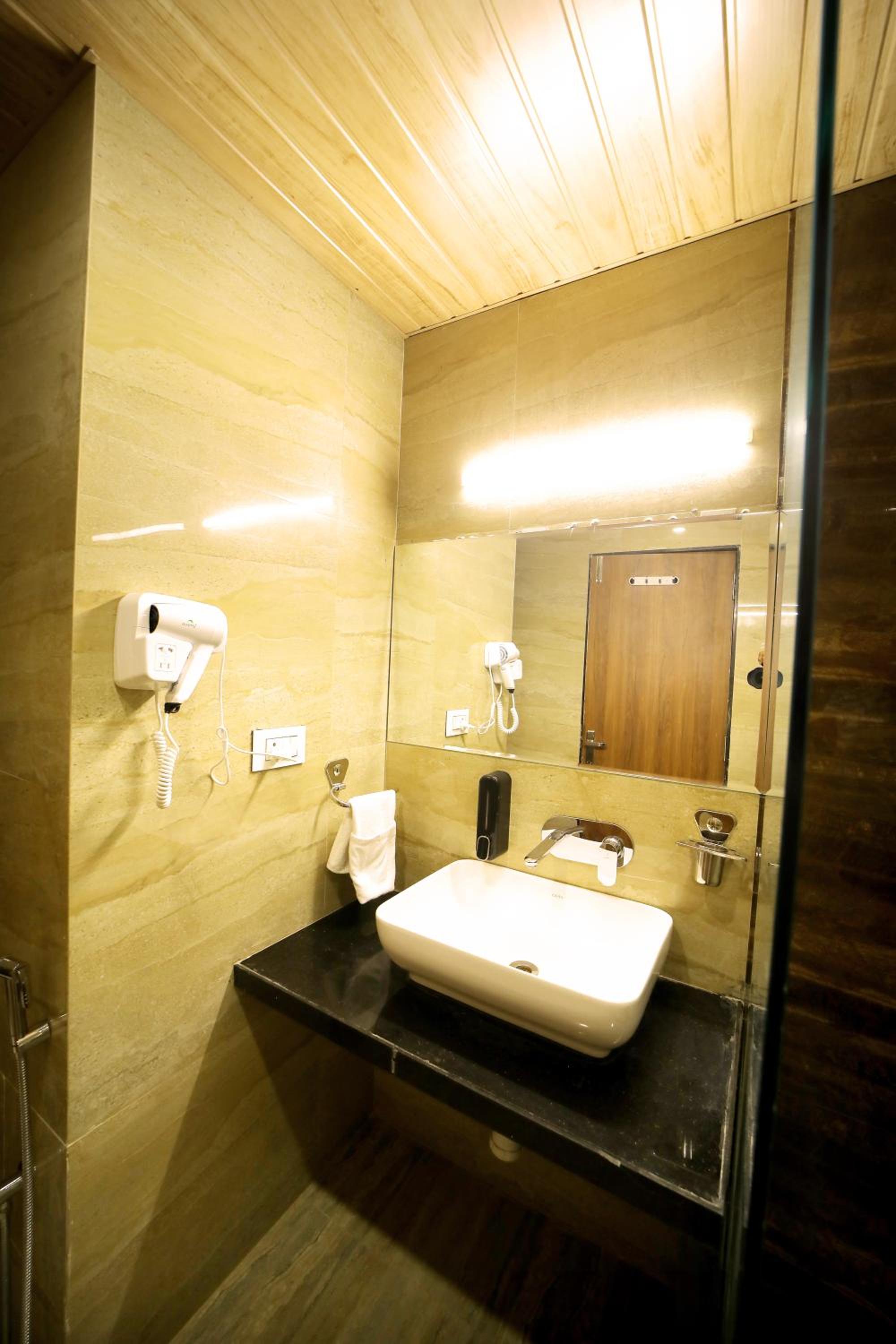 Deluxe Double Room - Photo 18