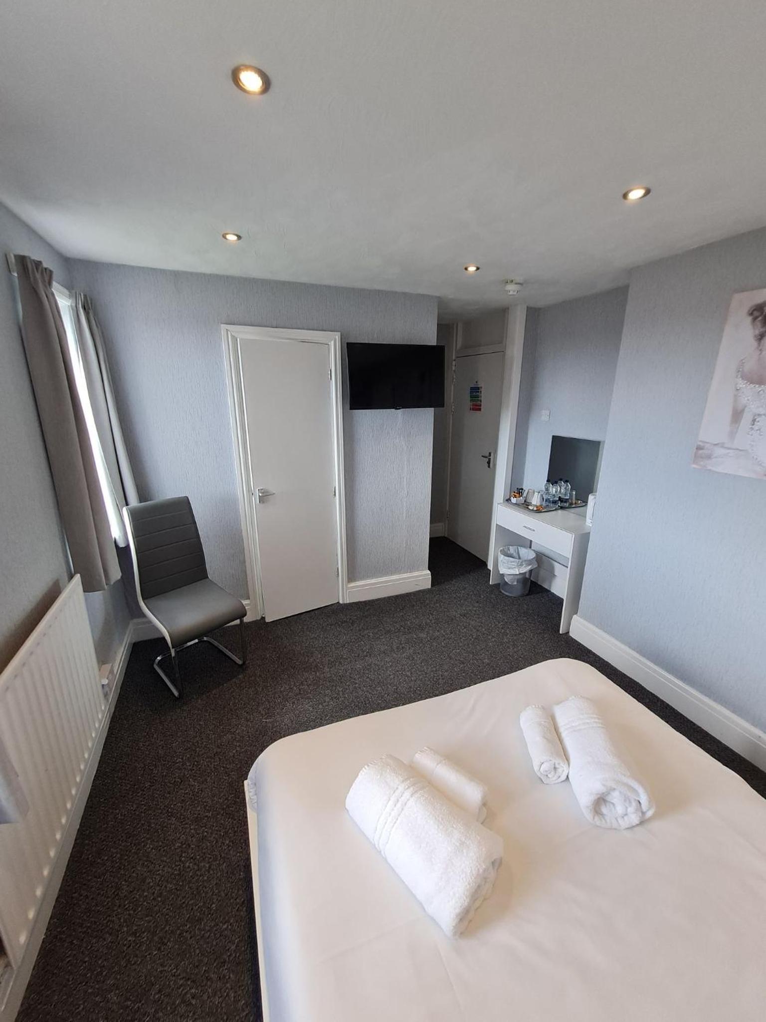 Double Room - Photo 7