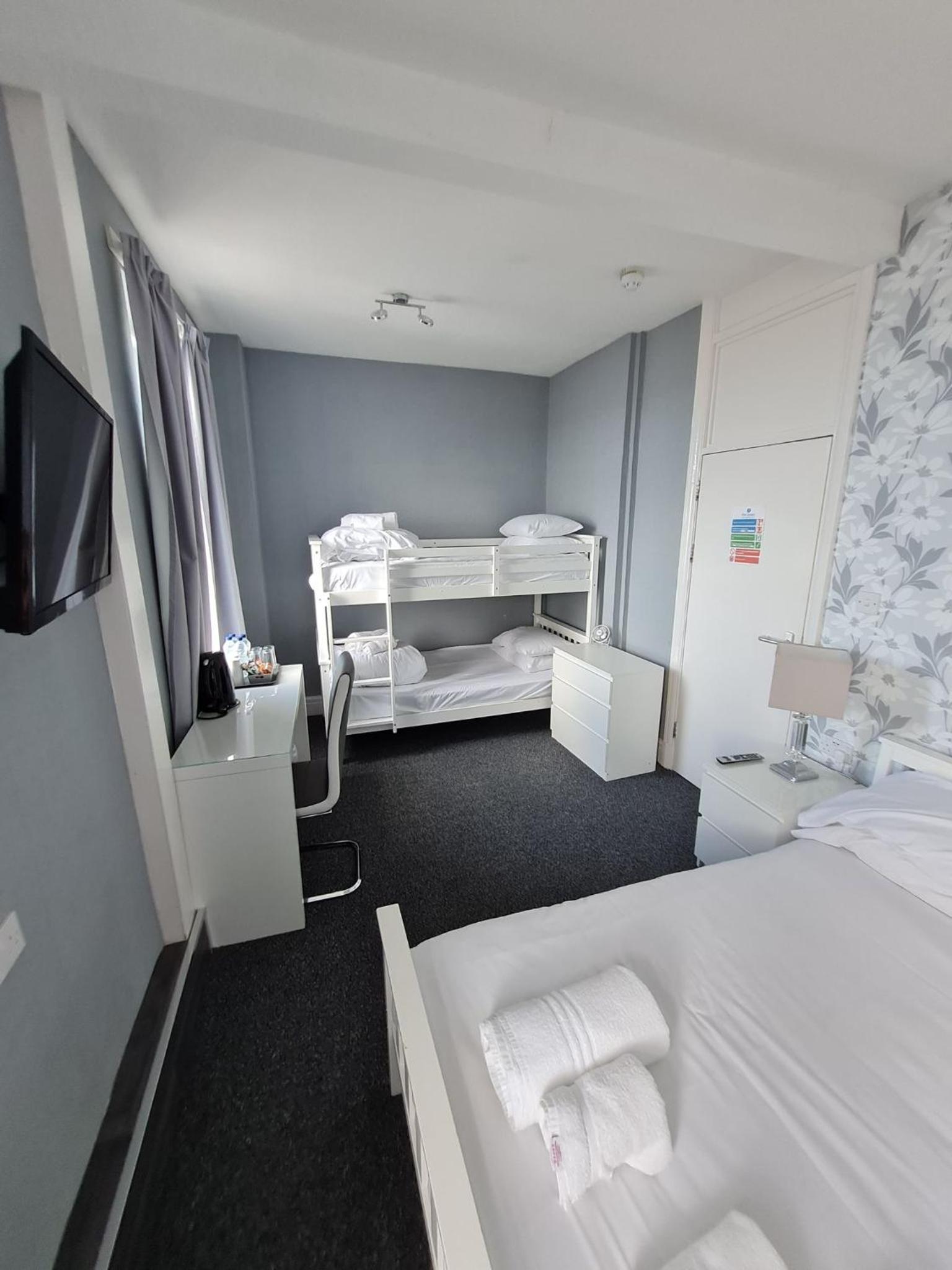 Quadruple Room with Sea View - Photo 3