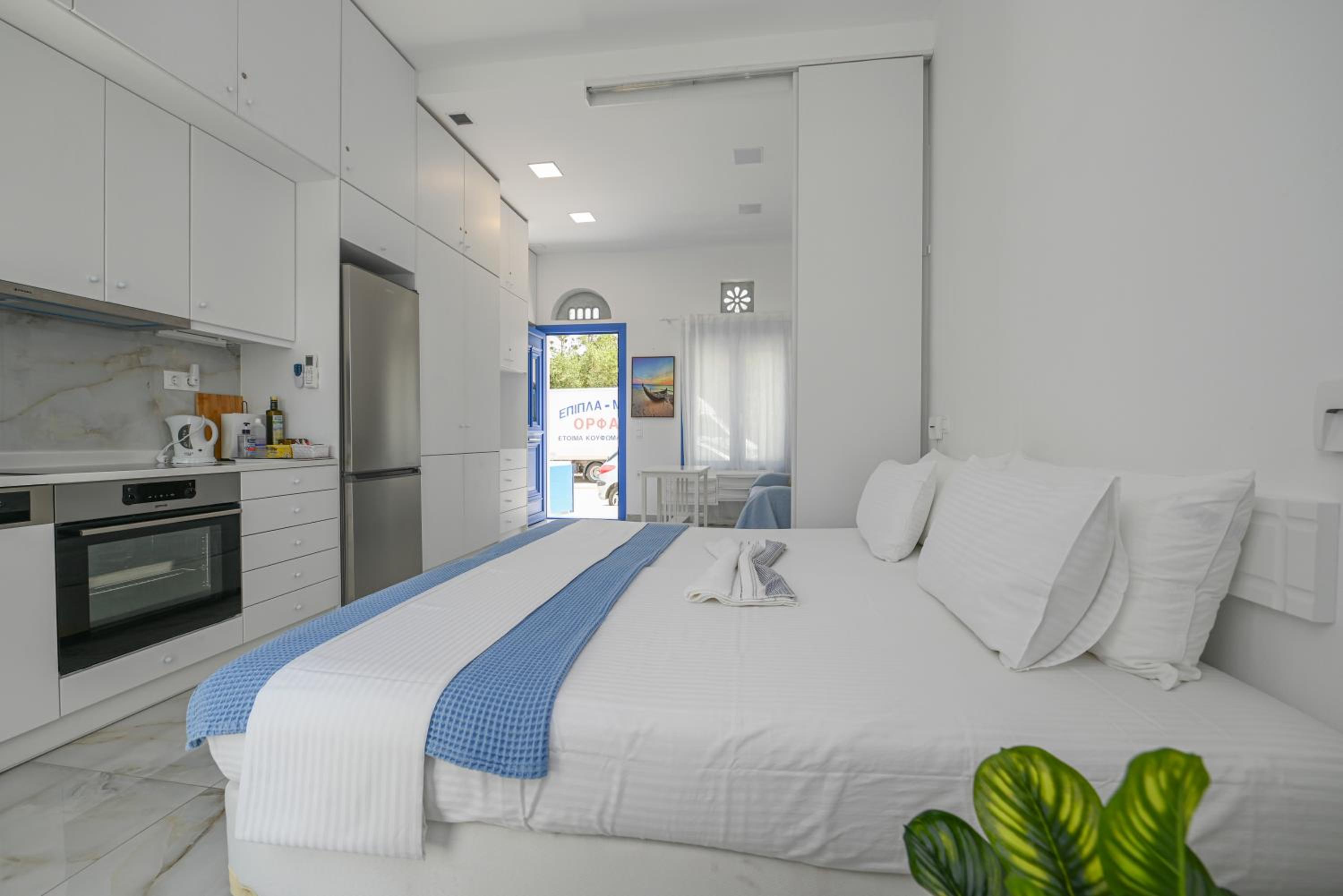 Studio Apartment - Photo 15
