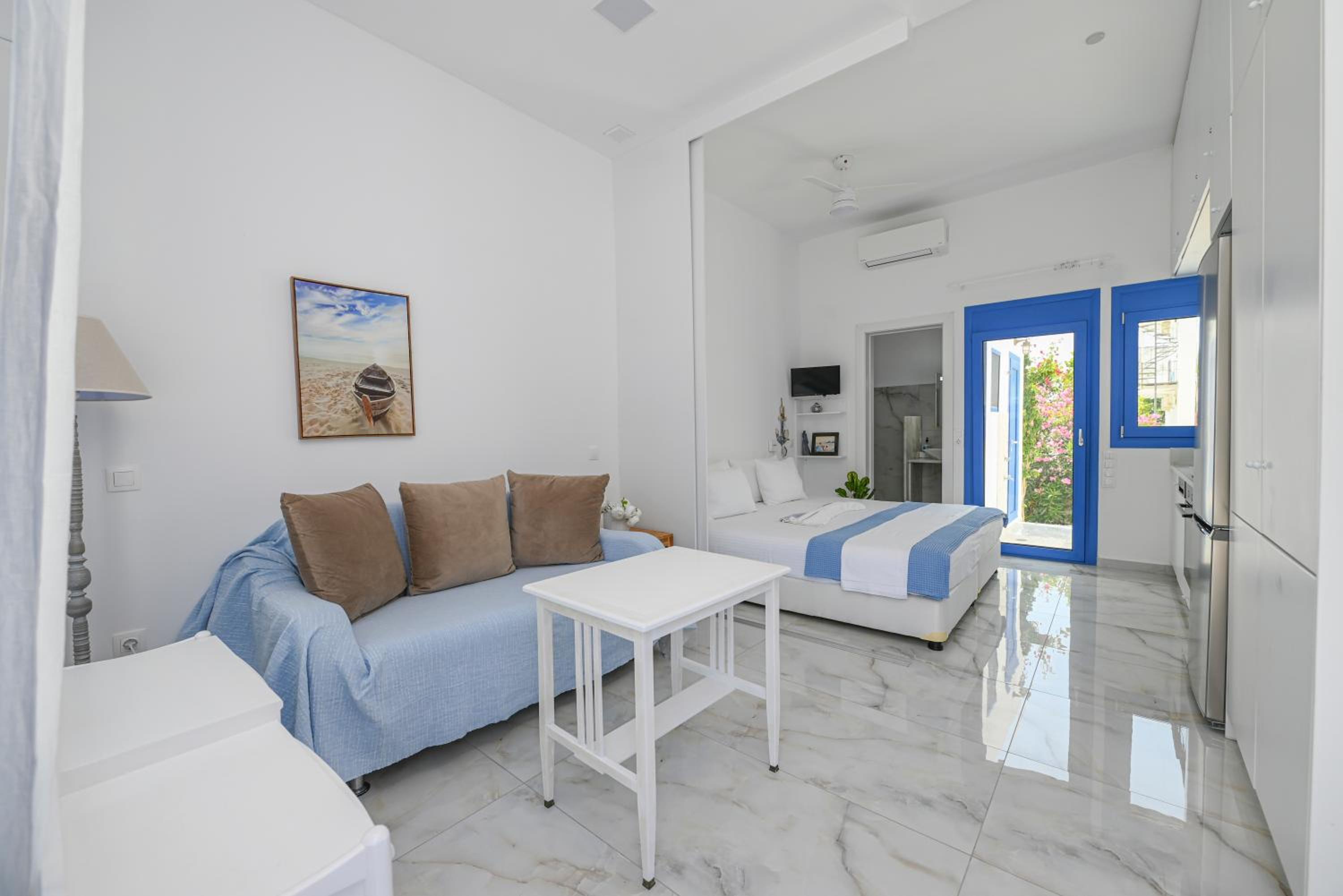 Studio Apartment - Photo 16