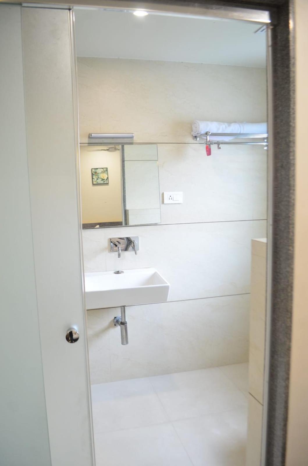 Deluxe Double Room - Photo 19