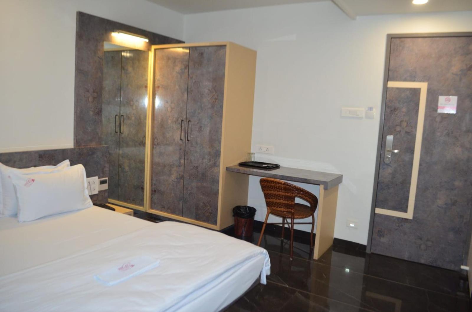 Deluxe Double Room - Photo 9