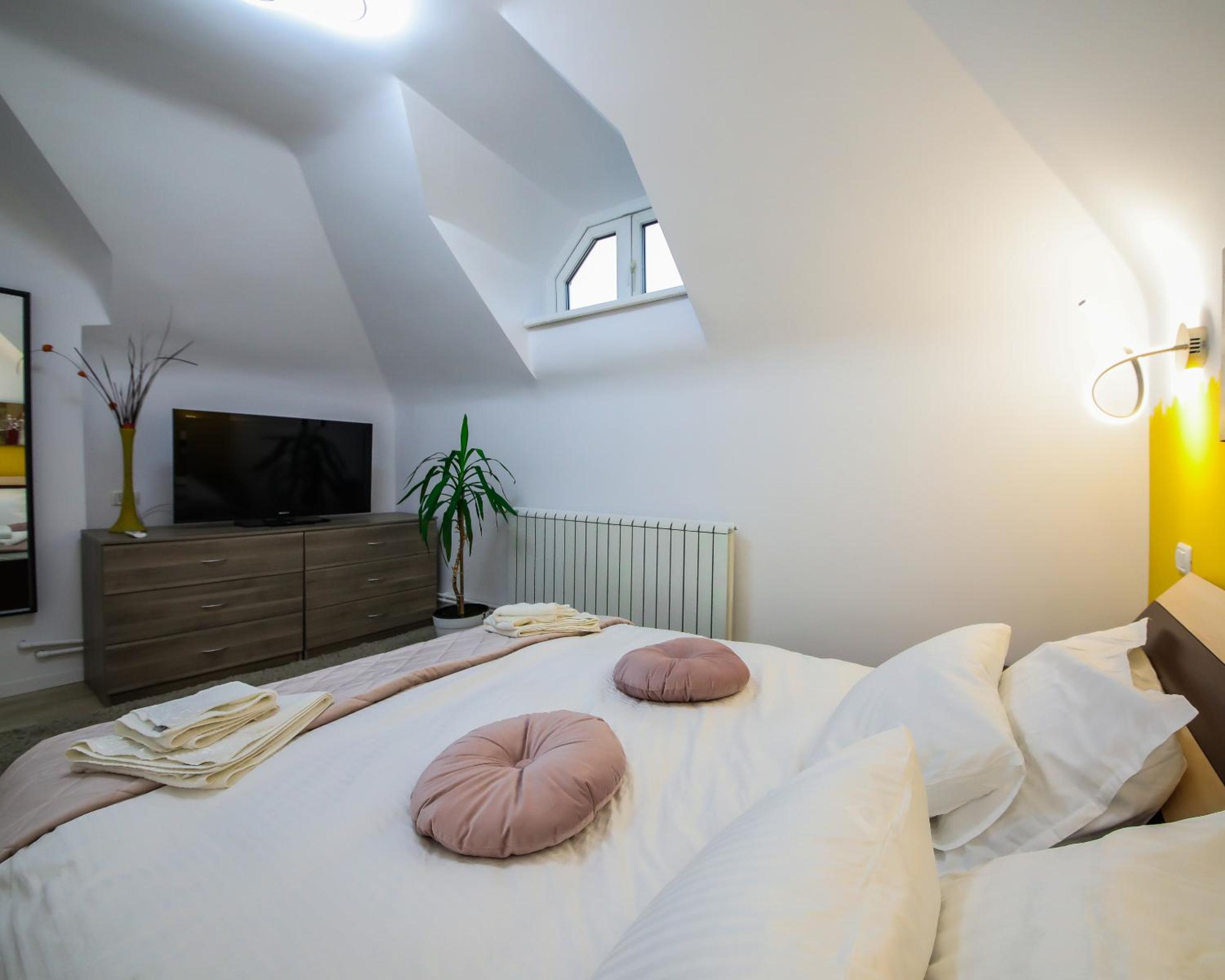 One-Bedroom Apartment - Photo 2