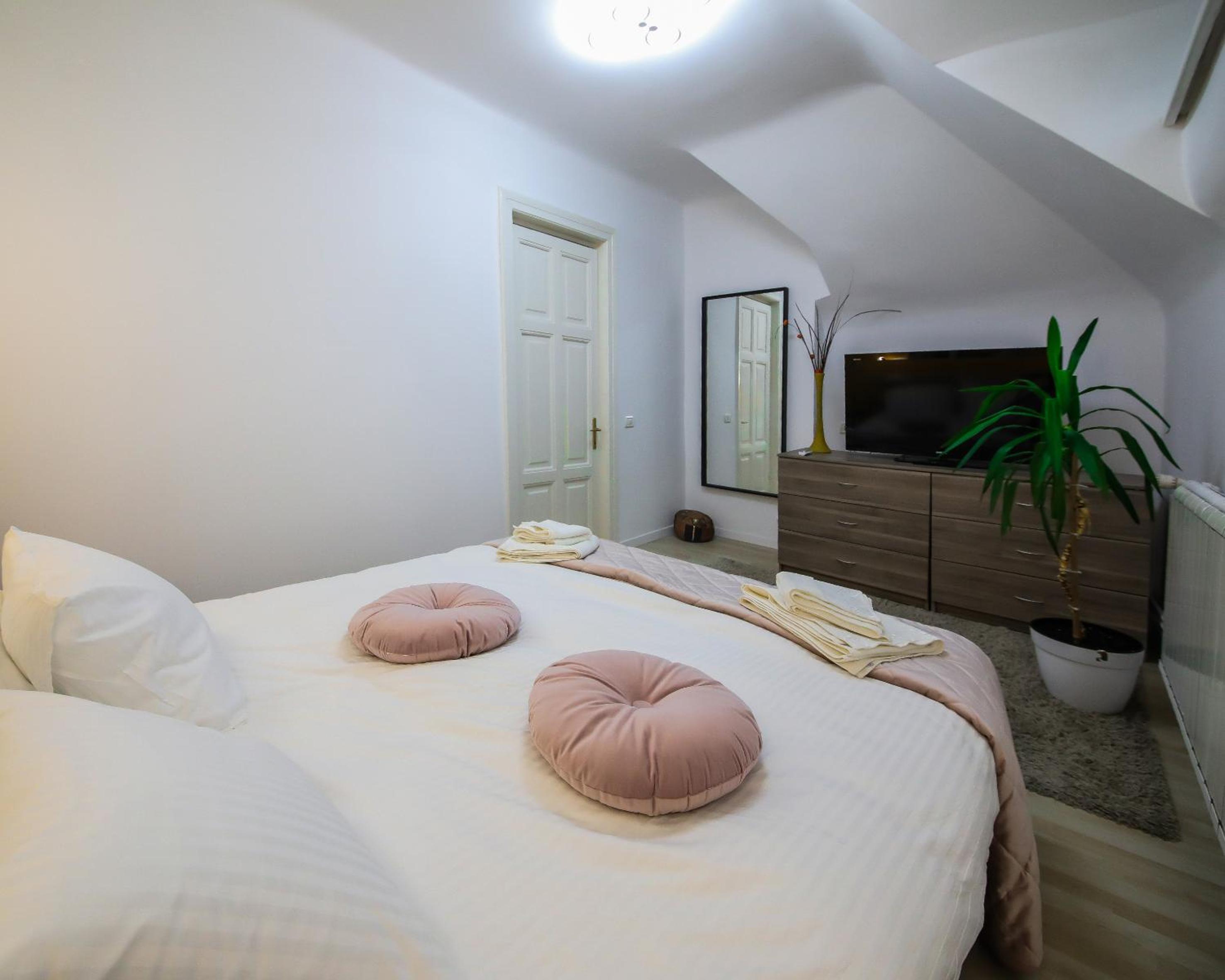 One-Bedroom Apartment - Photo 3