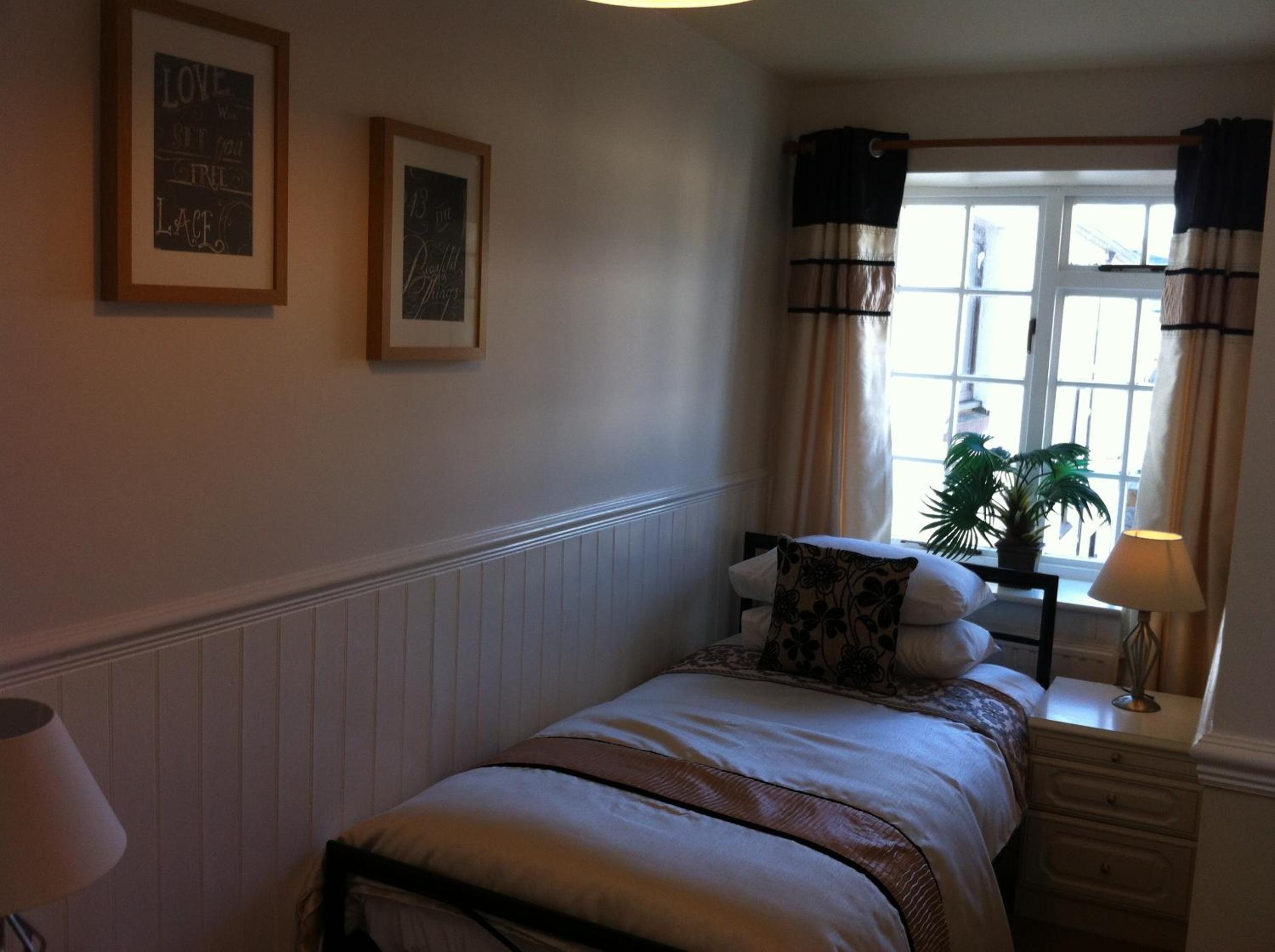 Small Twin Room - Photo 8
