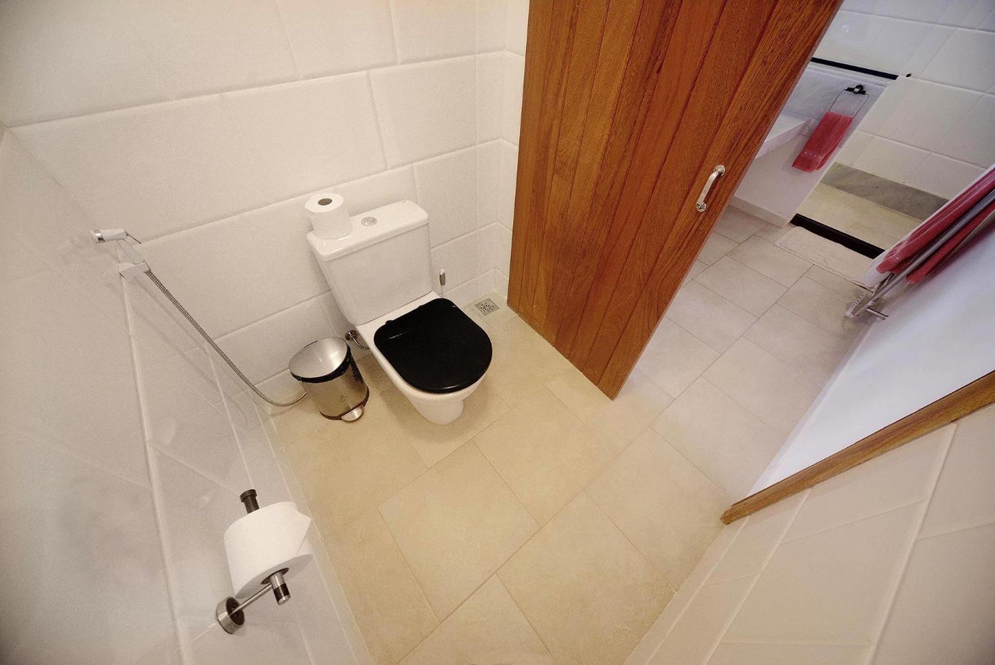 Deluxe Suite with Sea View - Photo 17