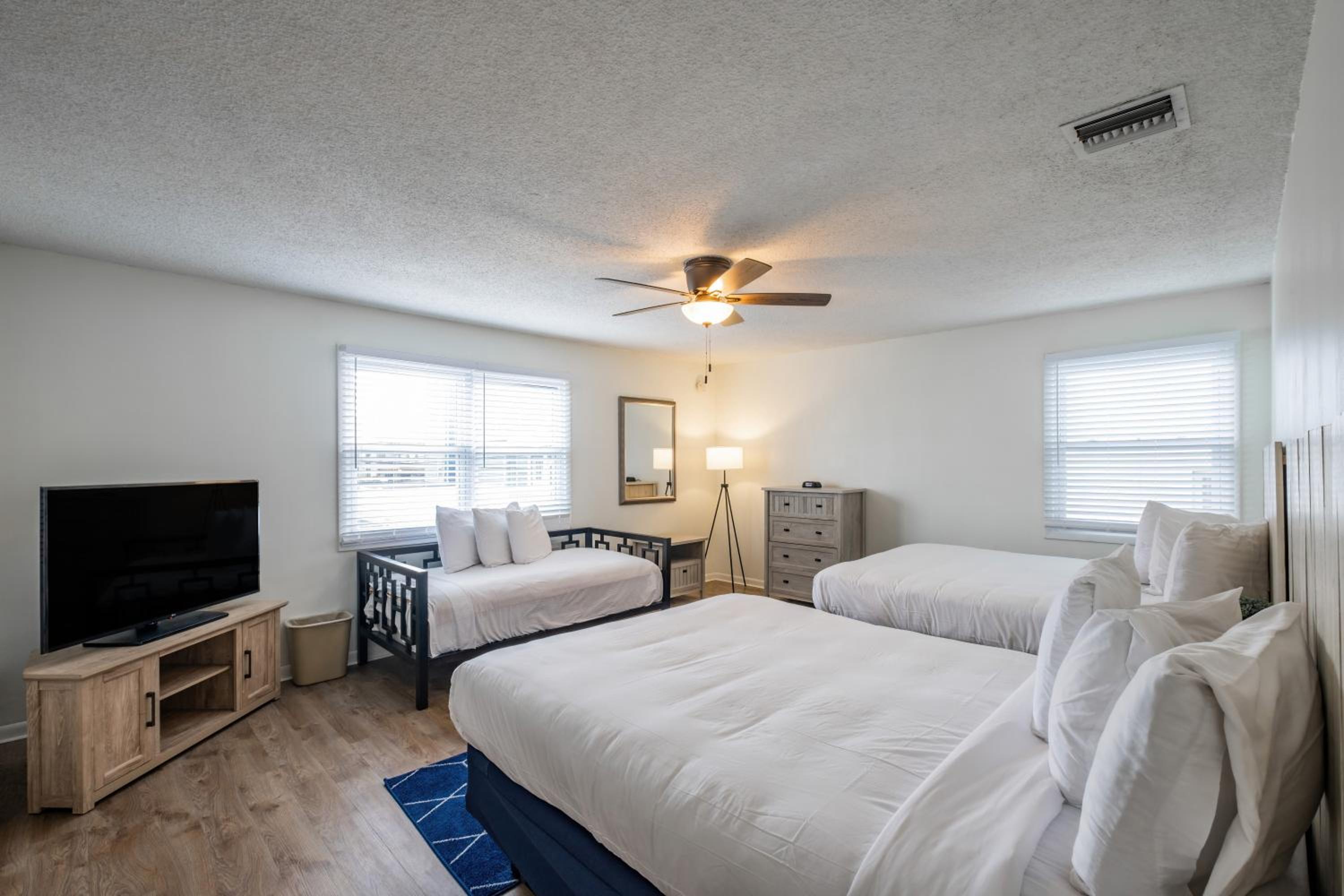 Three-Bedroom Apartment - Photo 6