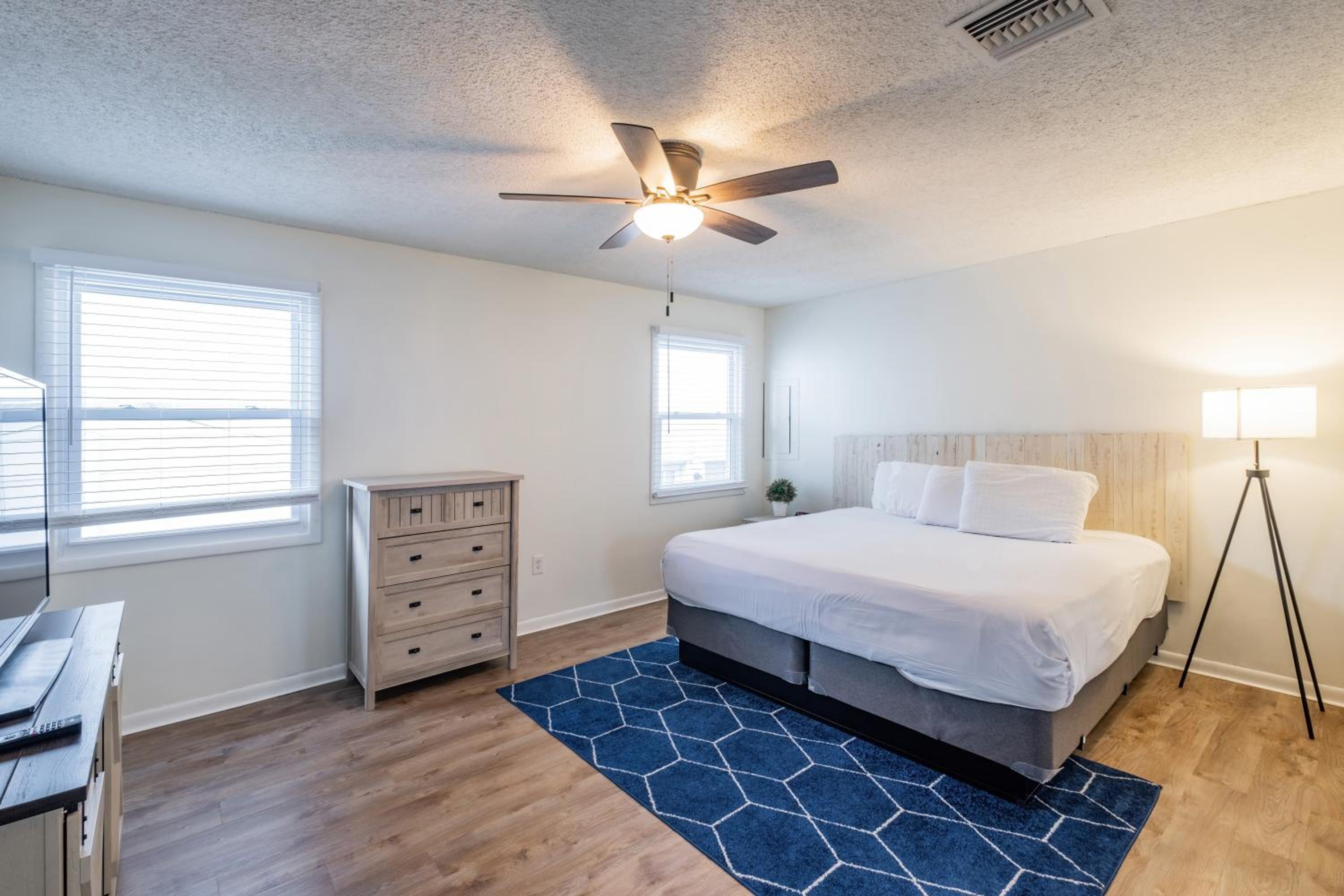 Three-Bedroom Apartment - Photo 4