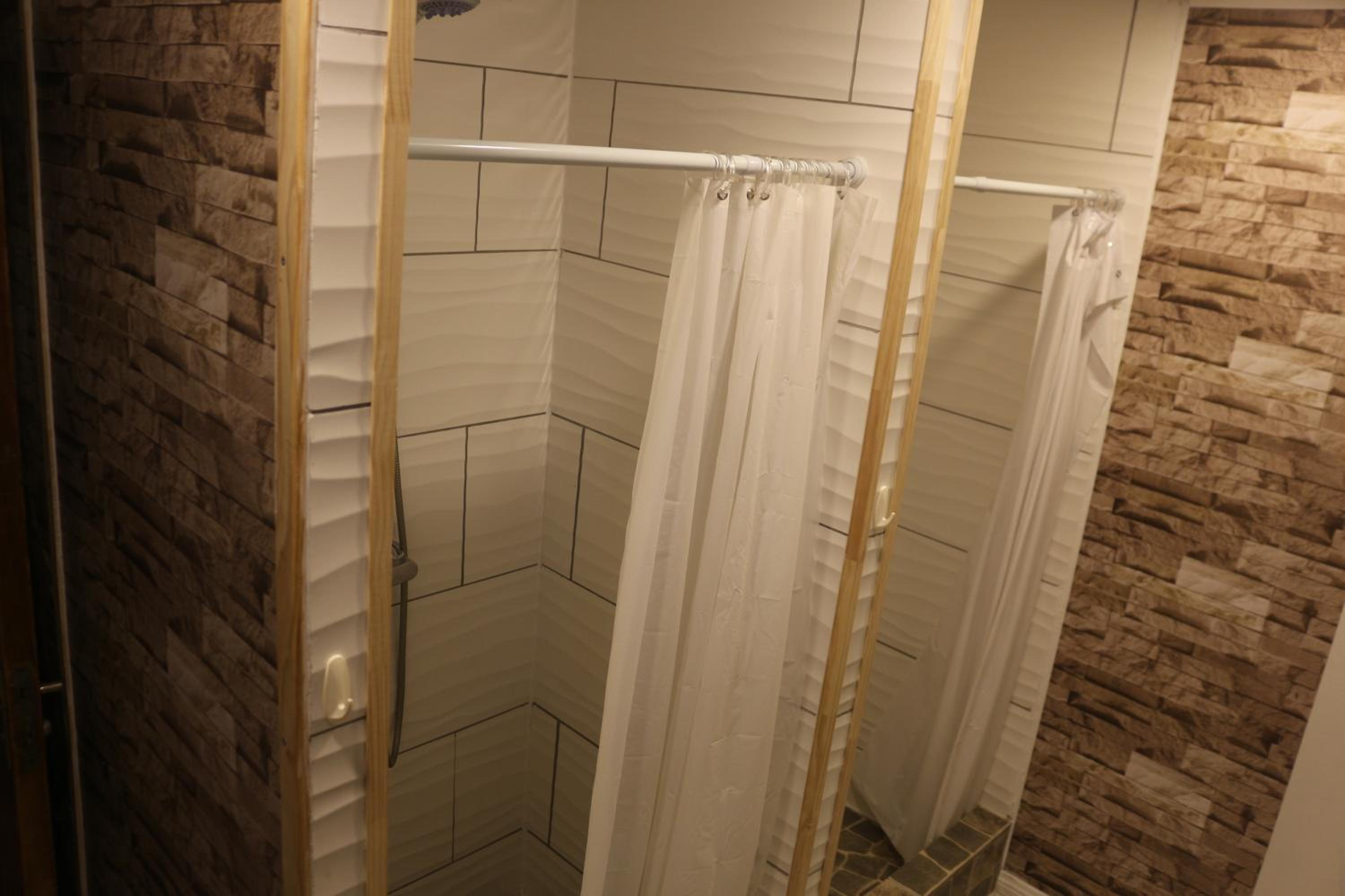 Queen Room with Shared Bathroom photo 3