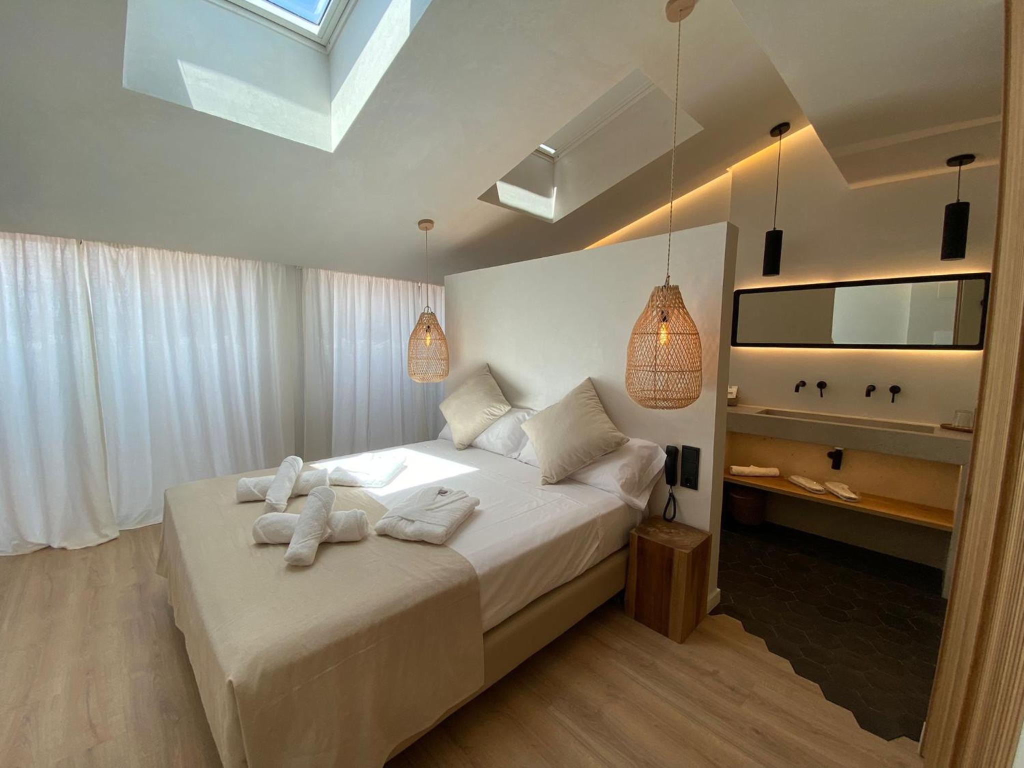 Deluxe Double Room - Photo 8