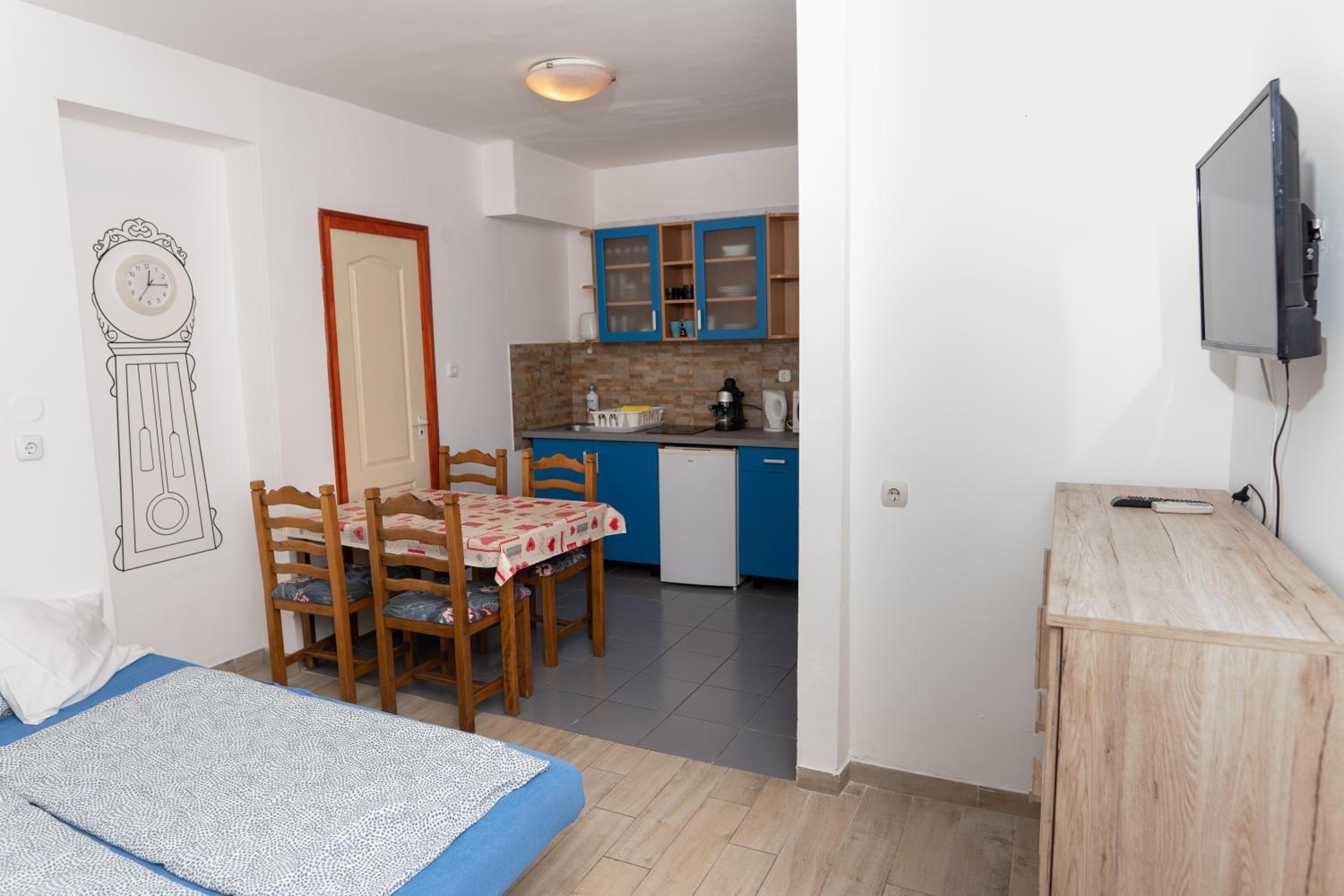 One-Bedroom Apartment - Photo 1