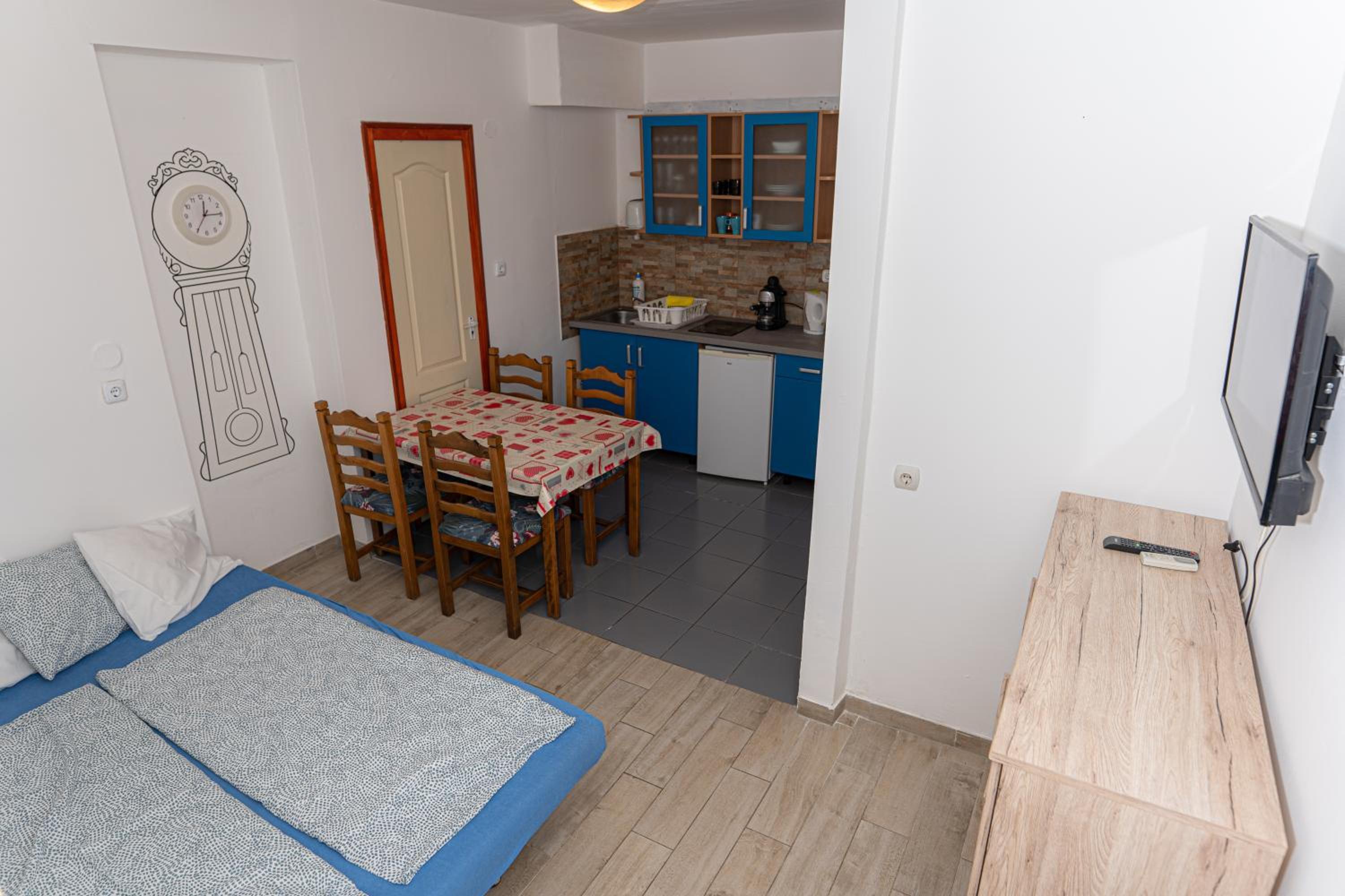 One-Bedroom Apartment - Photo 11