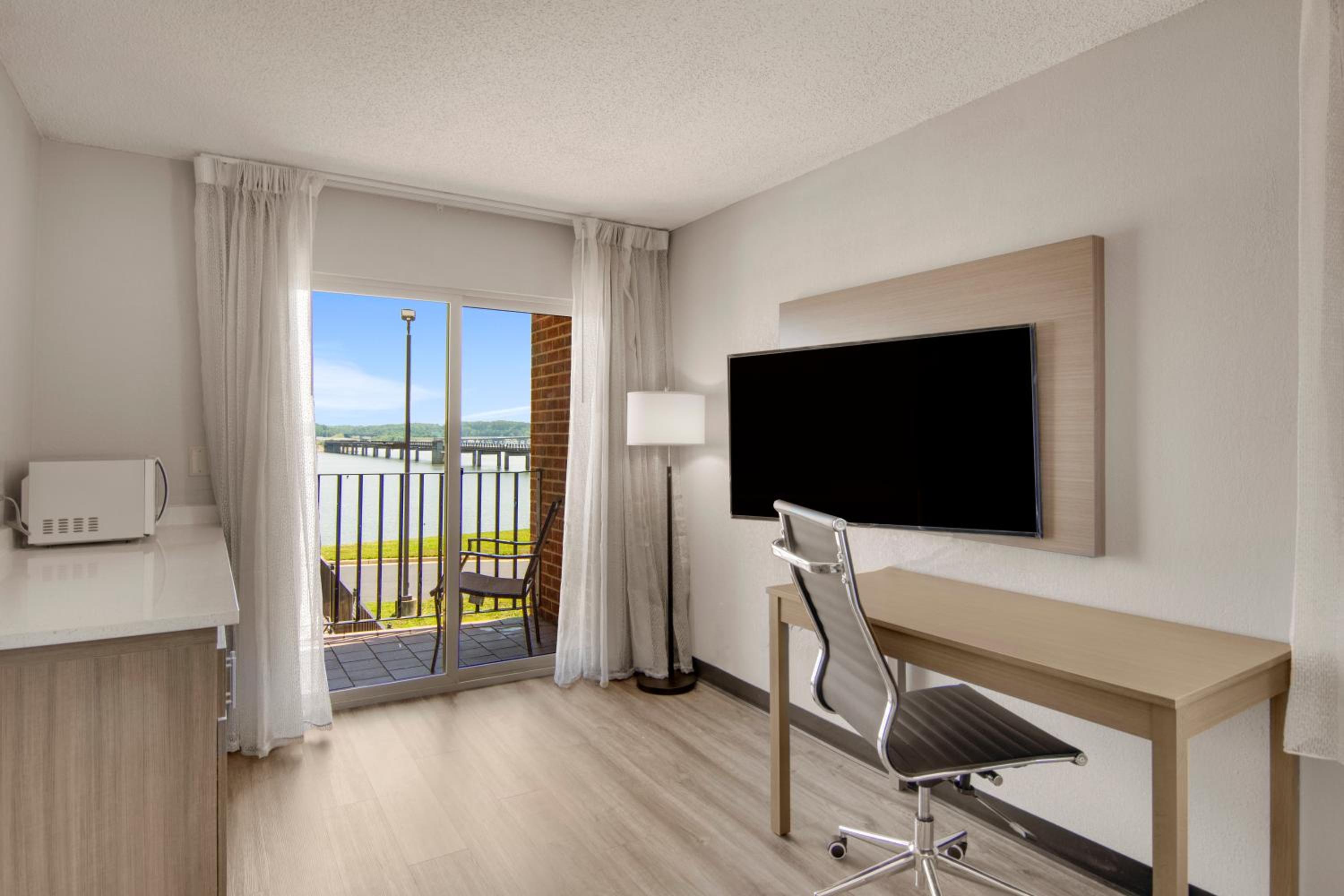 Suite King with Sofabed and Lake View - Non Smoking photo 1