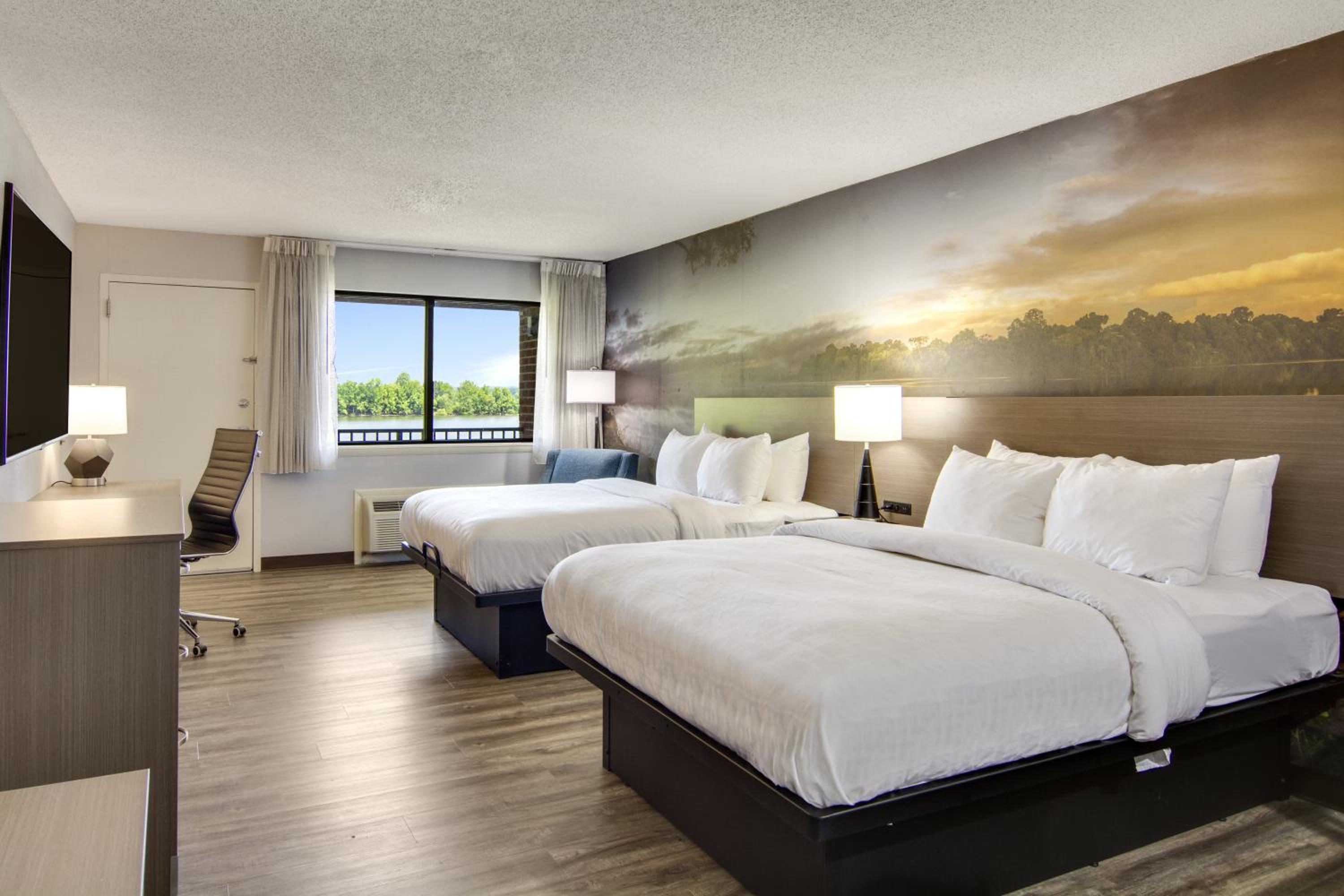 Standard Queen Room with Two Queen Beds and Balcony - Non Smoking/Lake View photo 3