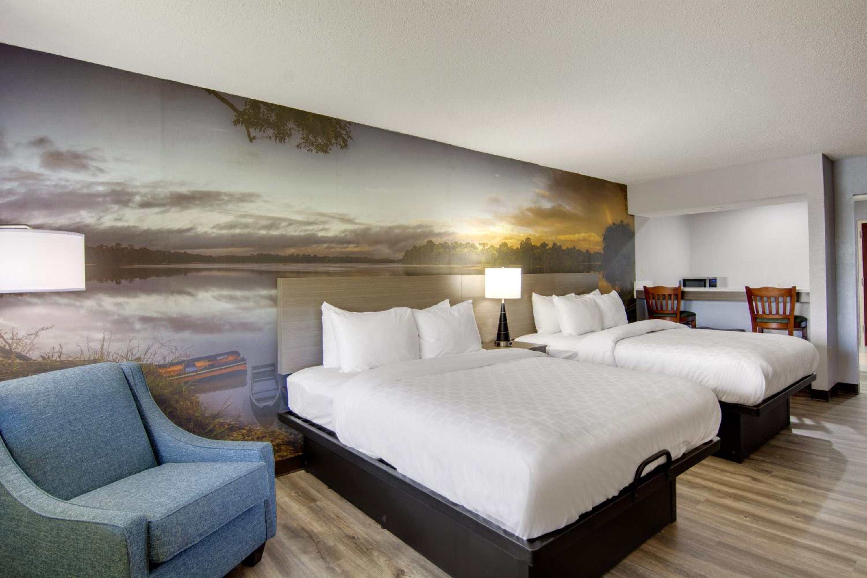 Standard Queen Room with Two Queen Beds and Balcony - Non Smoking/Lake View photo 1