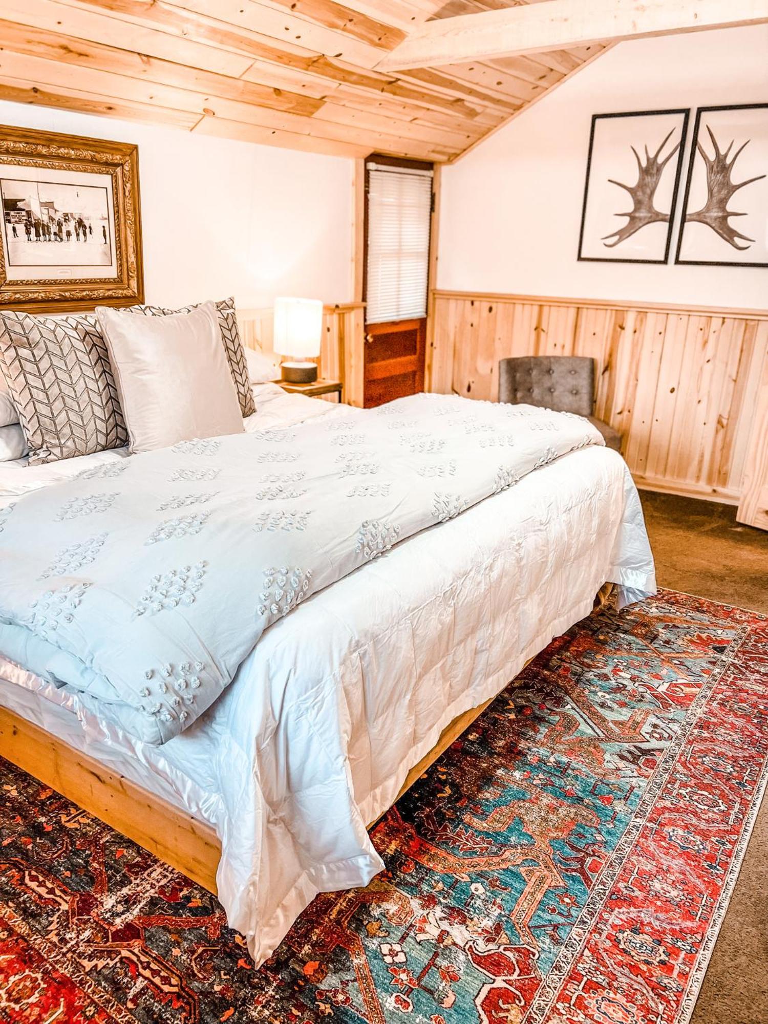 Deluxe King Suite - Photo 5