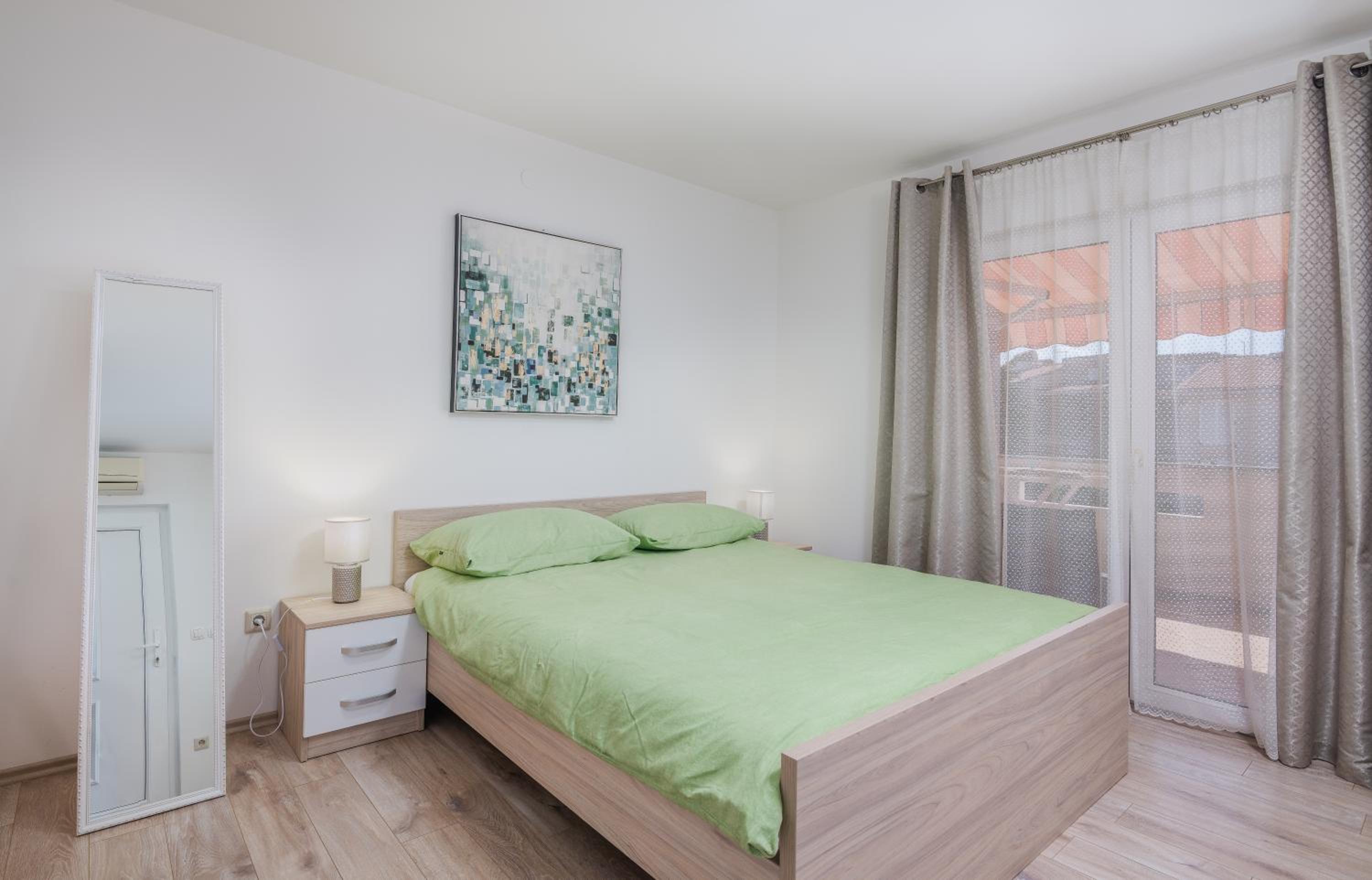 One-Bedroom Apartment photo 1