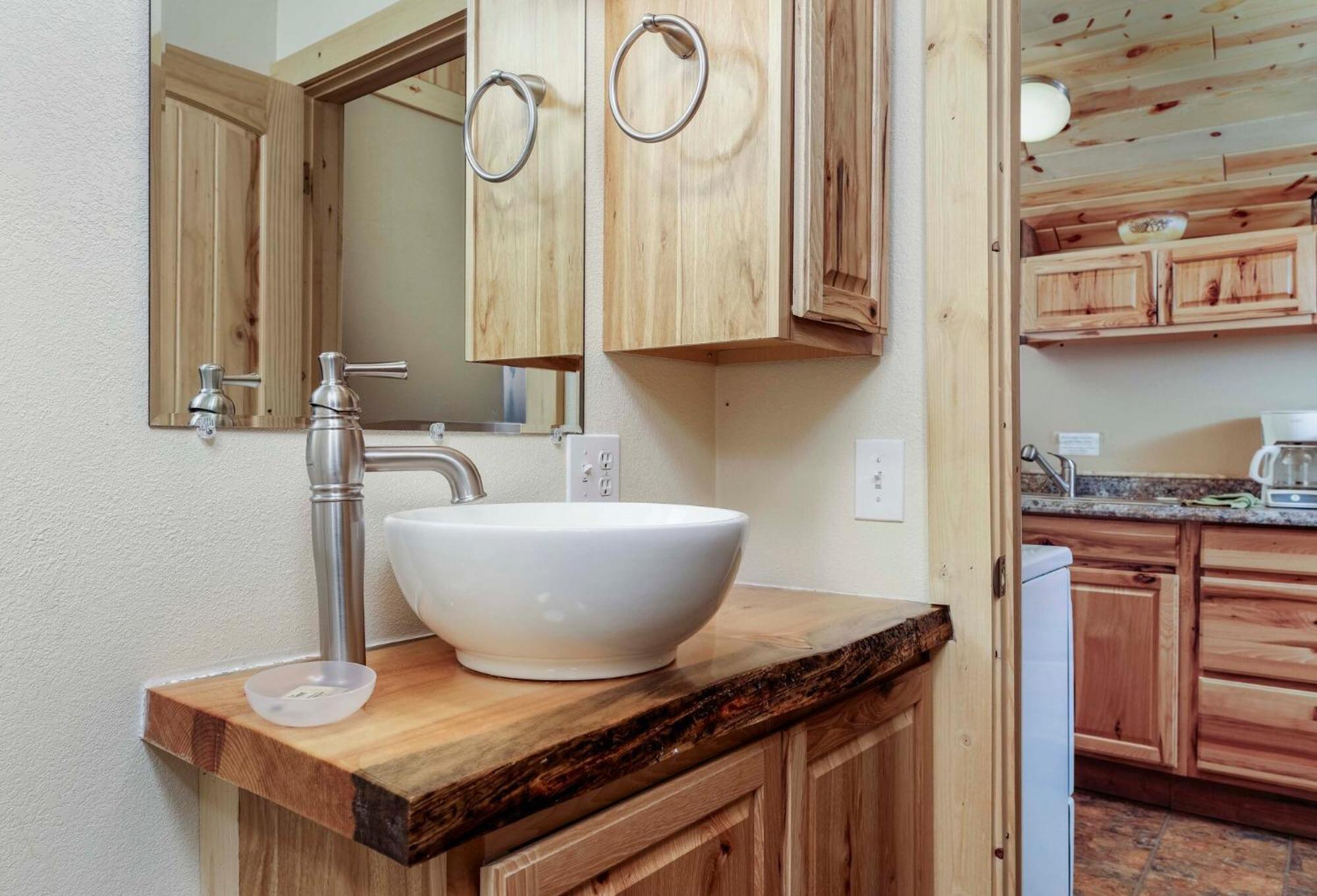 Deluxe King Suite - Photo 7