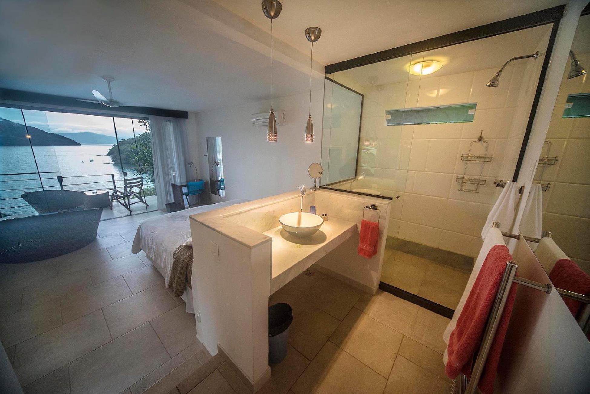 Deluxe Suite with Sea View - Photo 1