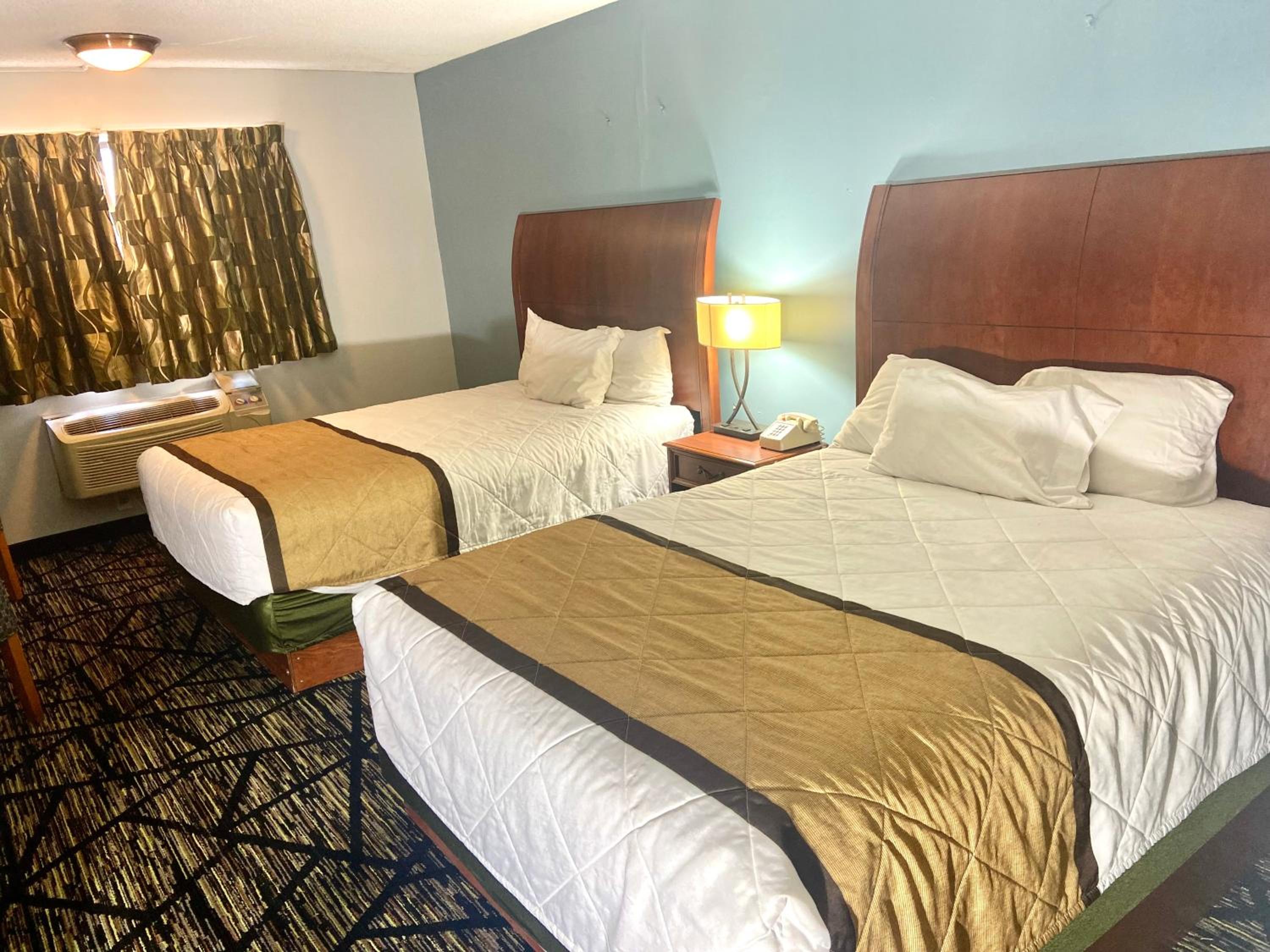 Queen Room with Two Queen Beds - Smoking photo 3