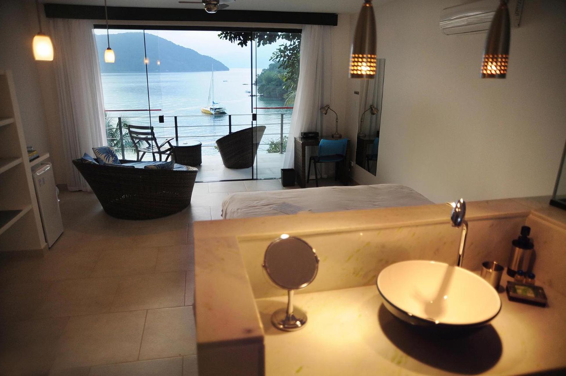 Deluxe Suite with Sea View - Photo 2