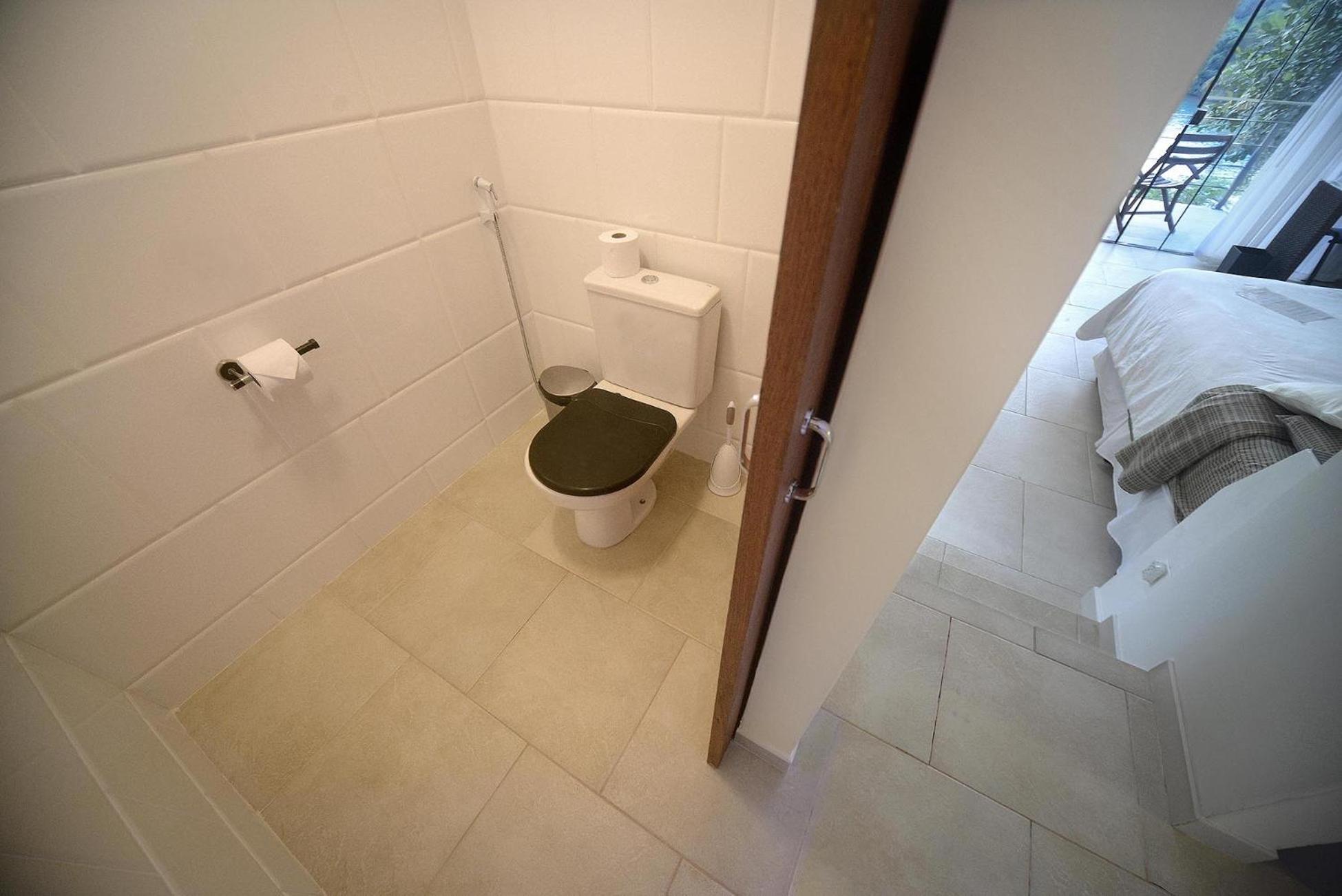 Deluxe Suite with Sea View - Photo 3
