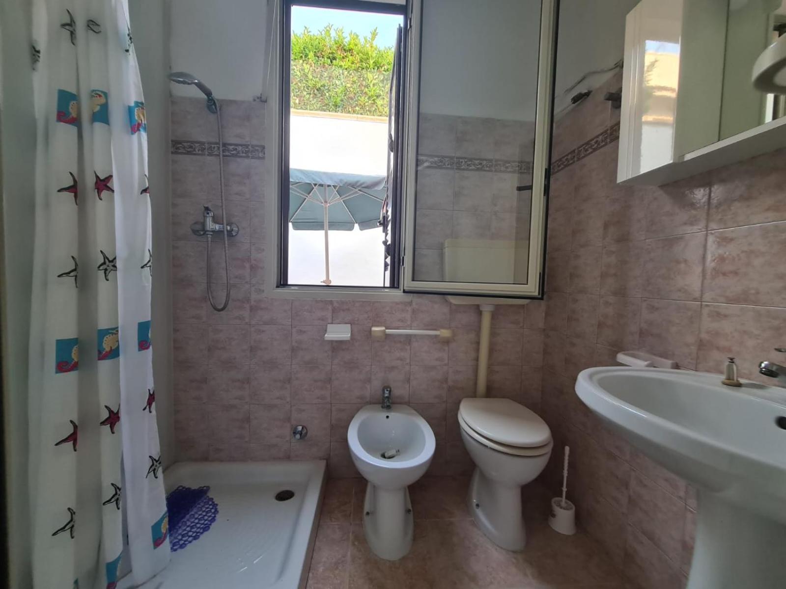 Double Room with Private Bathroom - Photo 20