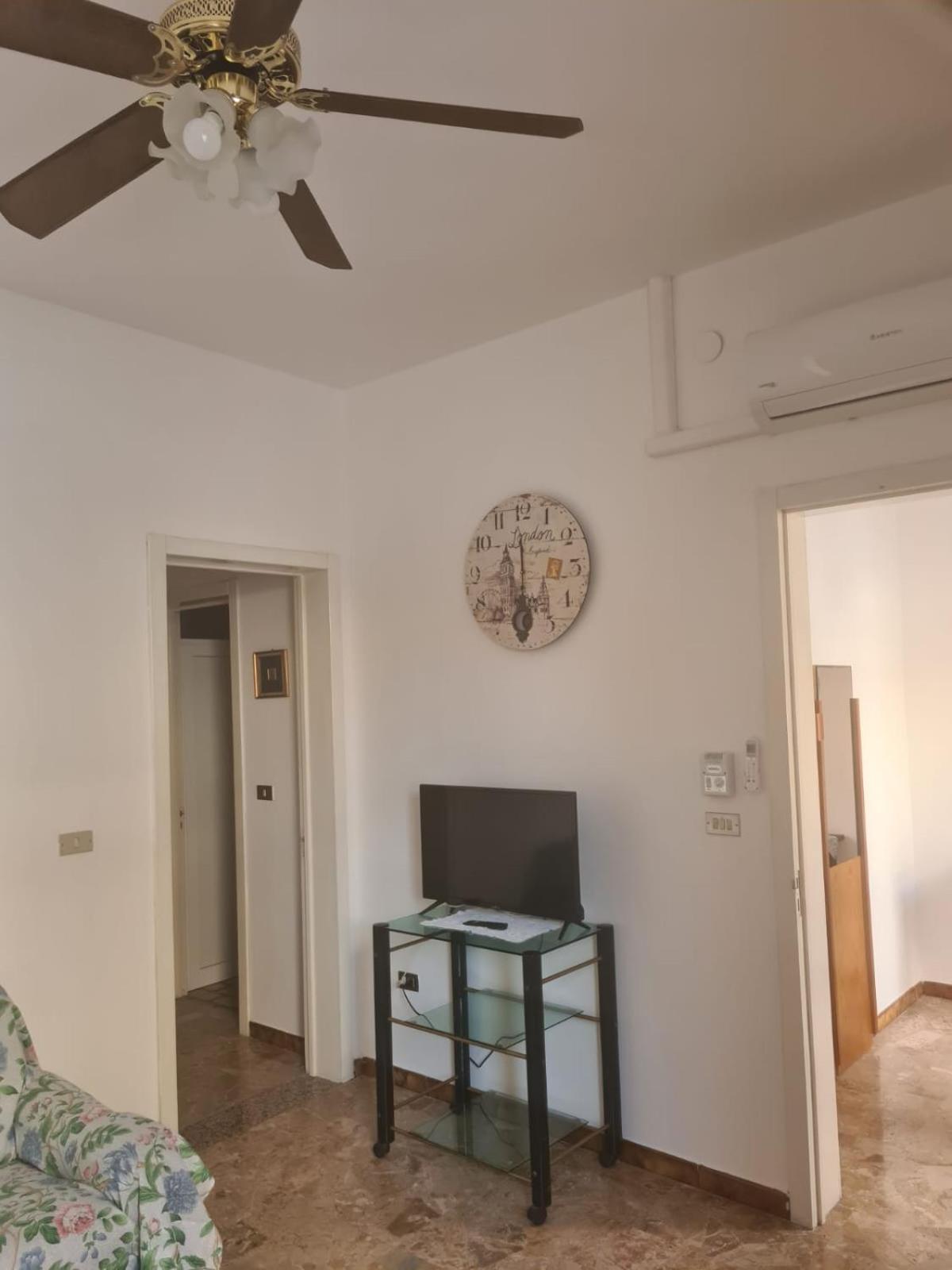 One-Bedroom House - Photo 52