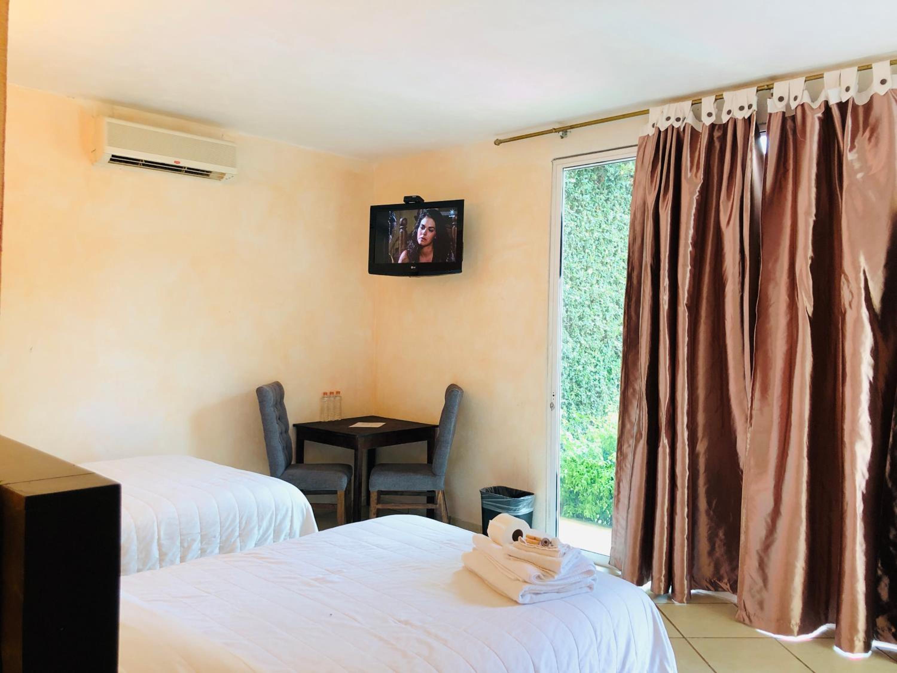 Standard Suite - Photo 2