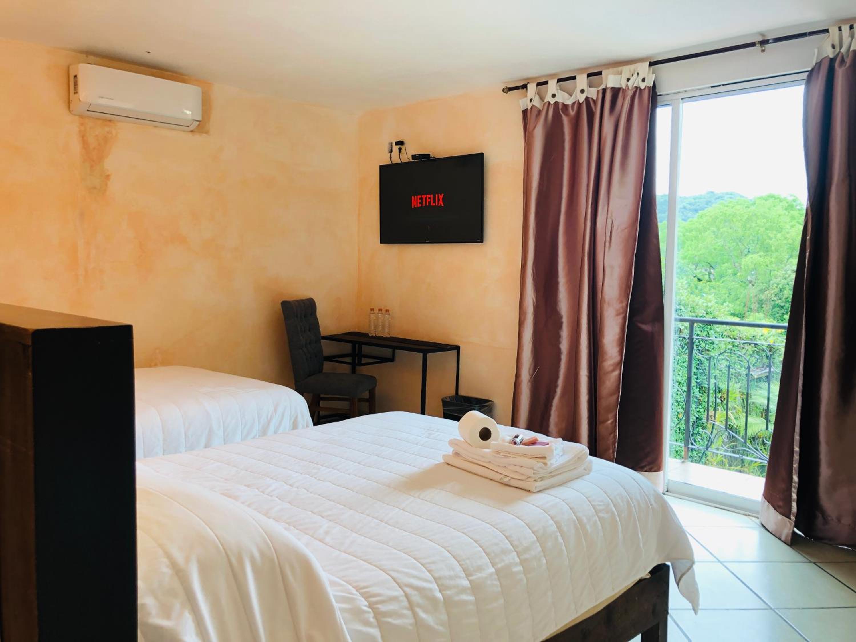 Twin Room with Balcony - Photo 4
