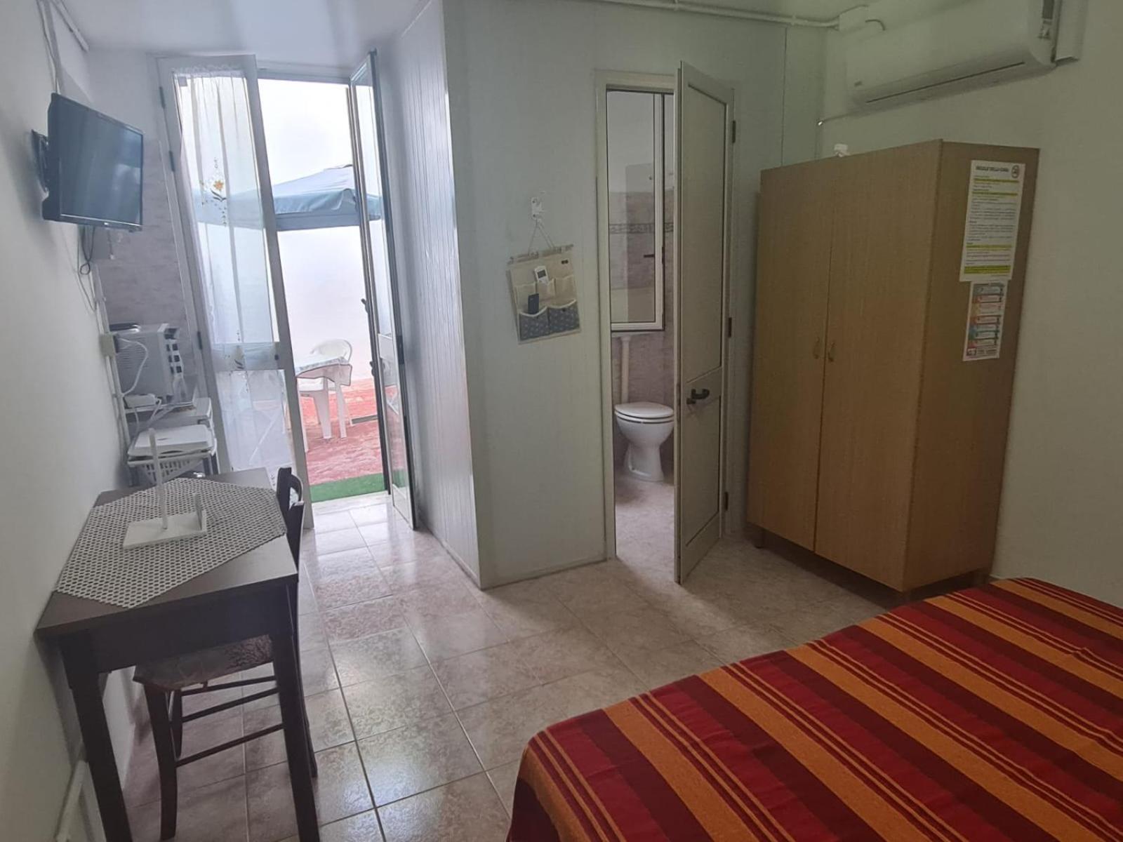 Double Room with Private Bathroom - Photo 25